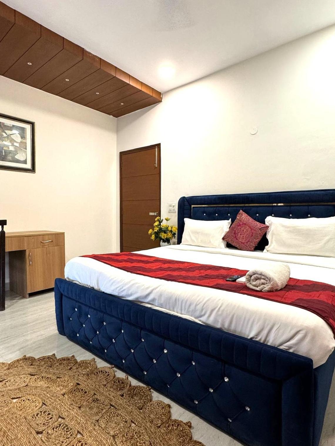 Fortune Service 2bhk ,e28 Saket 1a New Delhi