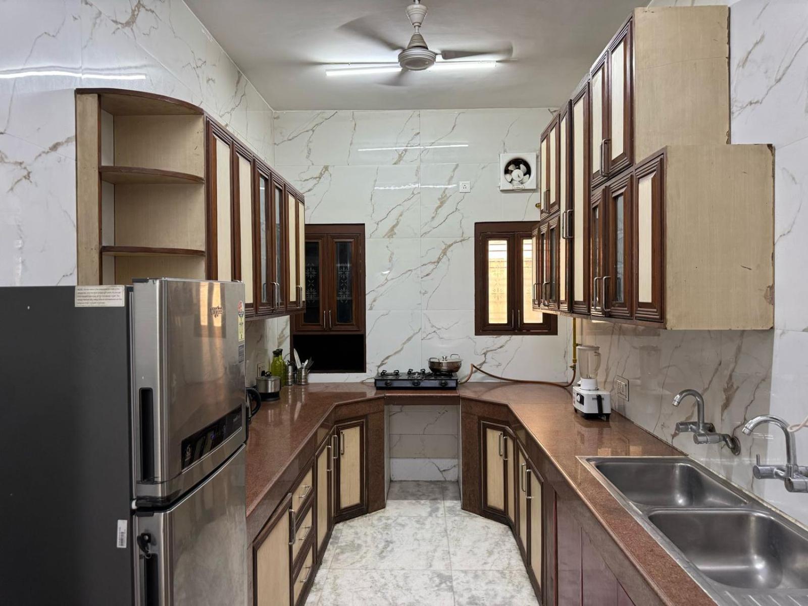Fortune Service 2bhk ,e28 Saket 1a *