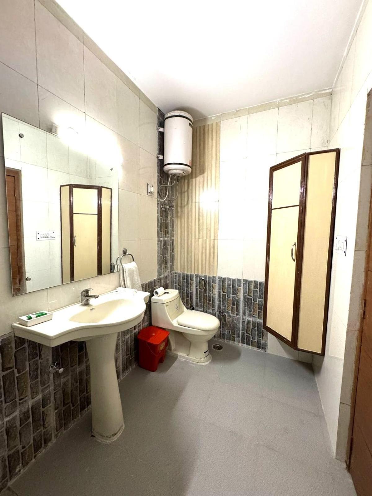Fortune Service 2bhk ,e28 Saket 1a New Delhi