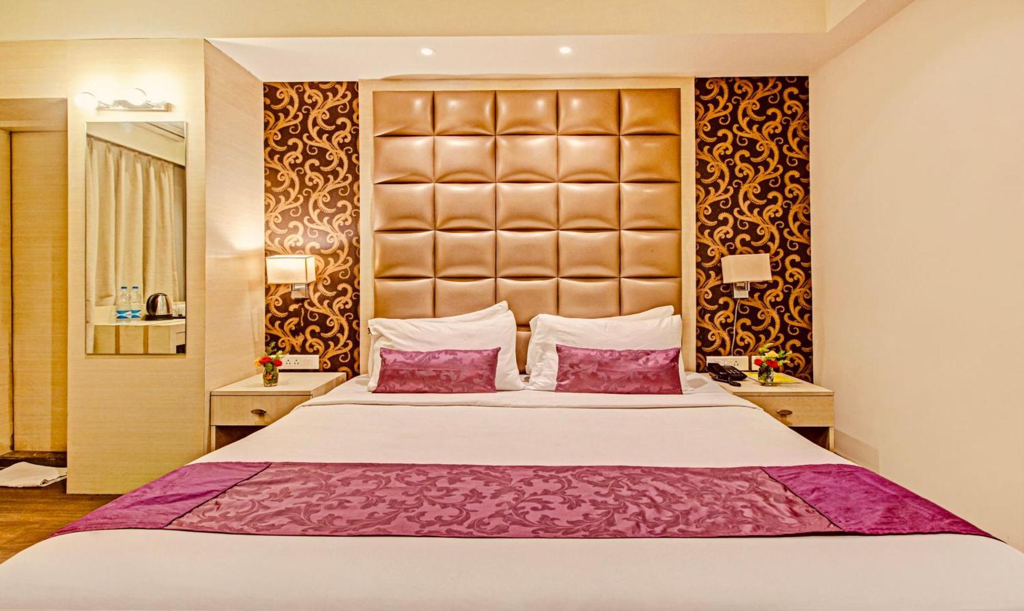 Tavish Near Delhi Airport Hotel 4*