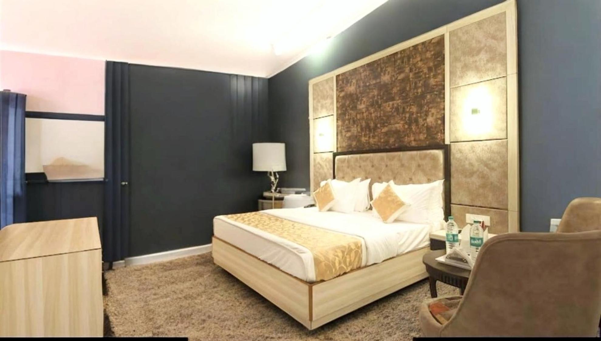 Hotel The Almora By Rs Global Near By Delhi International Airport With - Free Airport Drop