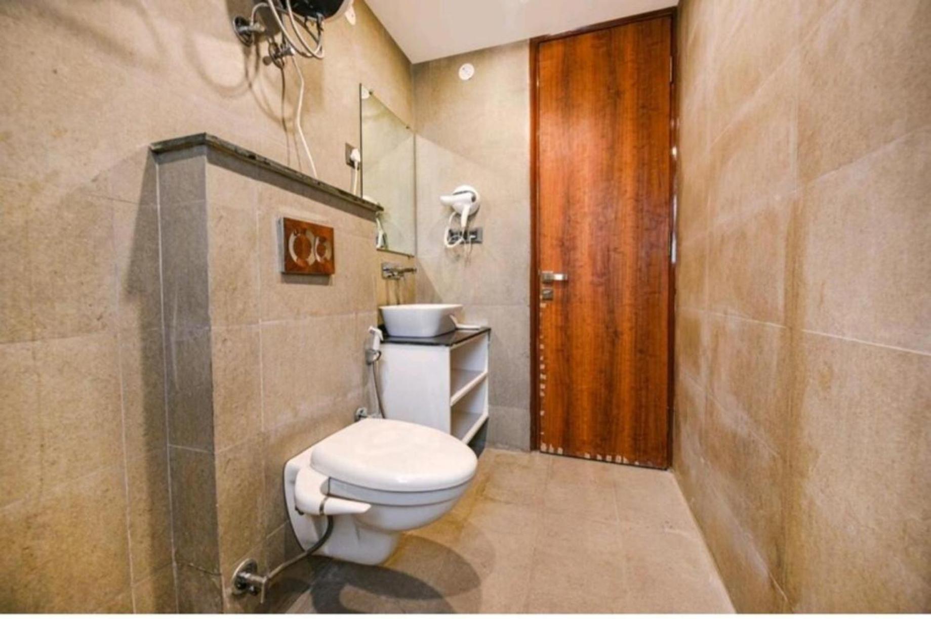 Hotel The Almora By Rs Global Near By Delhi International Airport With - Free Airport Drop Nova Deli