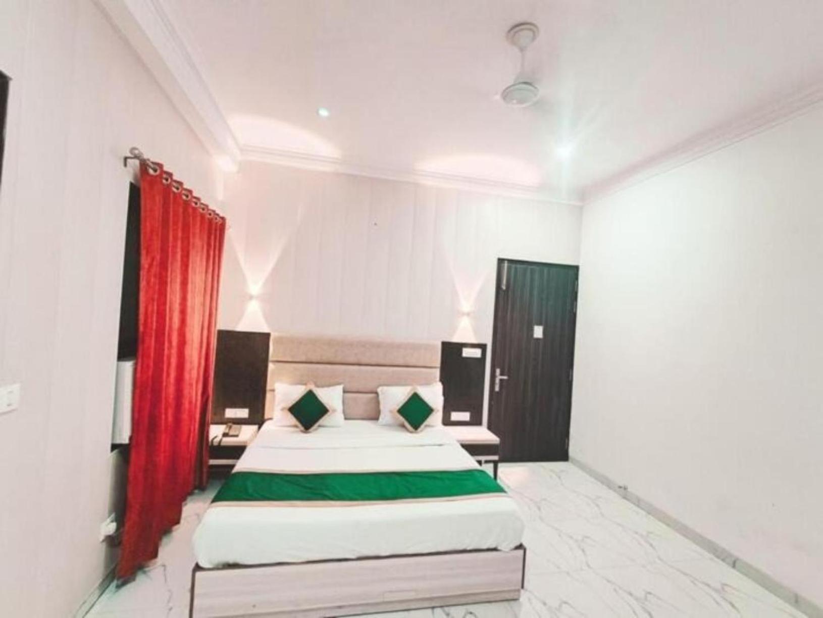 Hotel Hotel The Almora By Rs Global Near By Delhi International Airport With - Free Airport Drop *