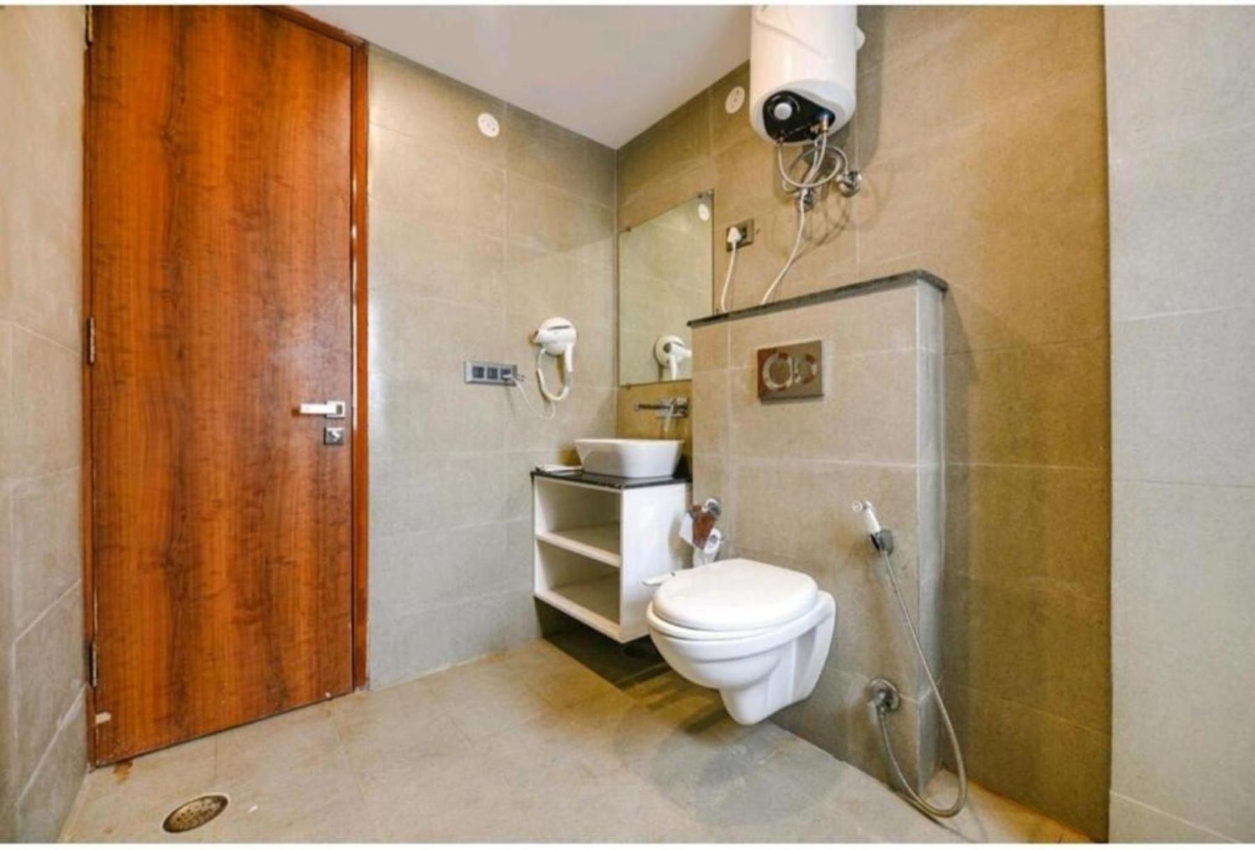 Hotel The Almora By Rs Global Near By Delhi International Airport With - Free Airport Drop Hotel
