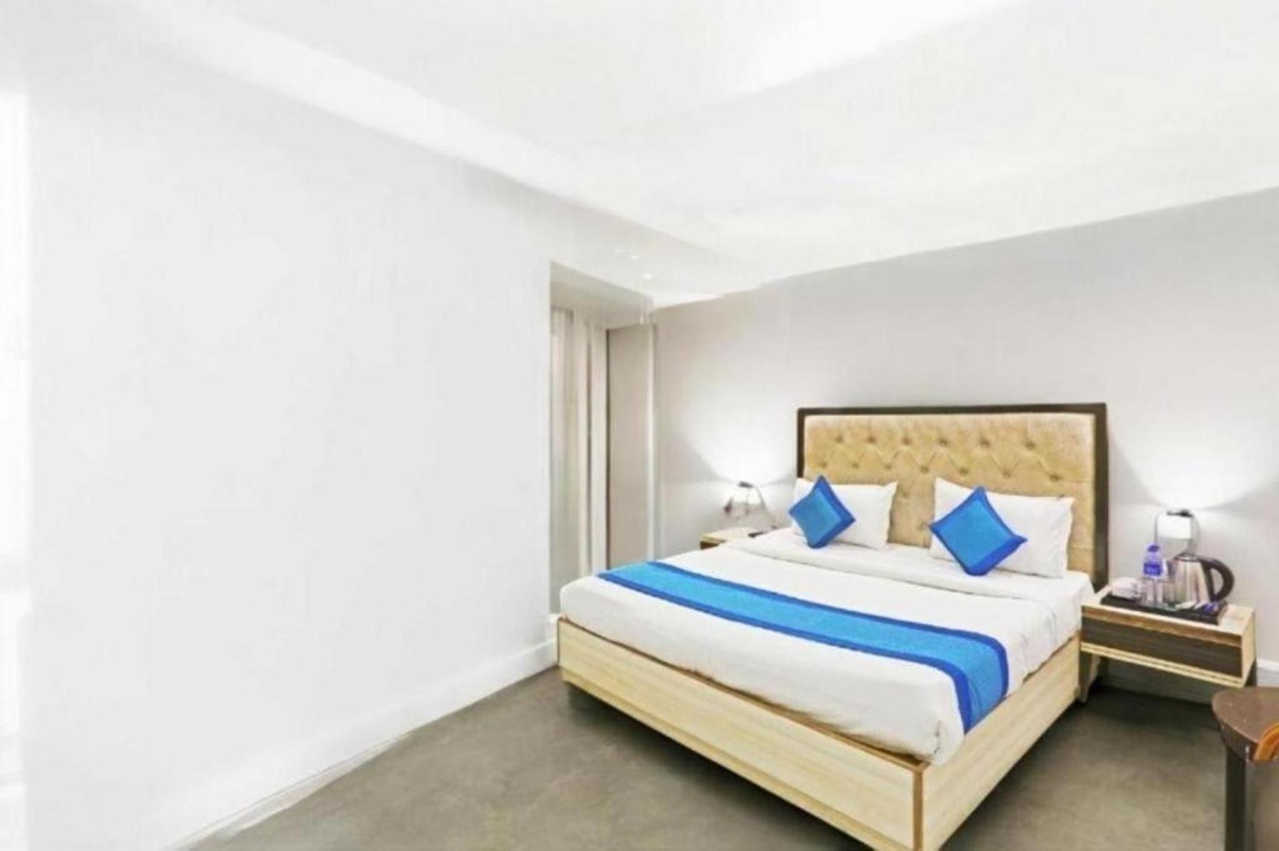 Hotel The Almora By Rs Global Near By Delhi International Airport With - Free Airport Drop Hotel *