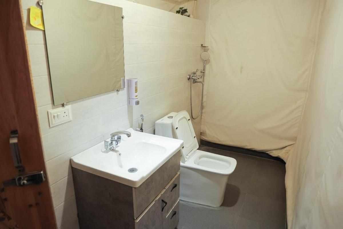 Luxury In Chhatarpur With Pool
