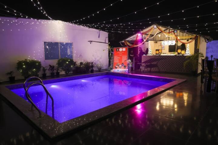 Villa Luxury In Chhatarpur With Pool New Delhi
