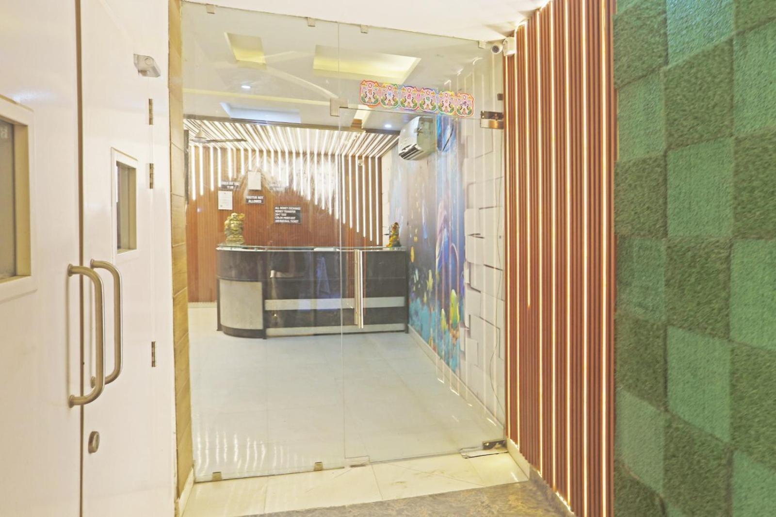Hotel Happy Plaza- Near Delhi International Airport Pkicup Free