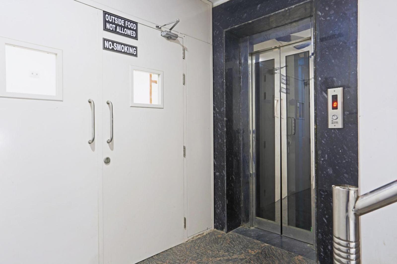 Hotel Happy Plaza- Near Delhi International Airport Pkicup Free New Delhi