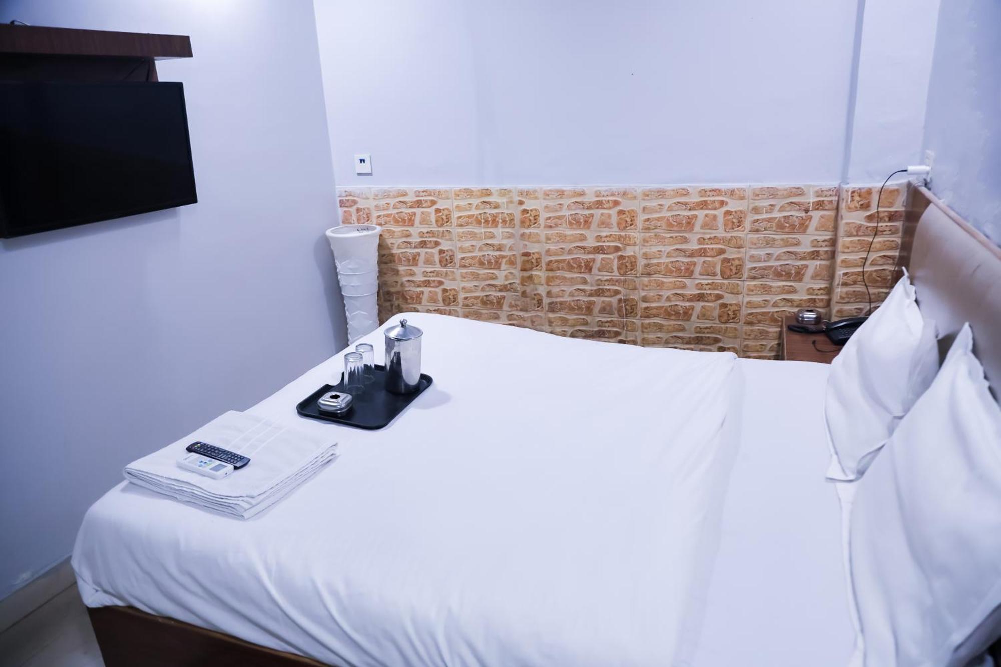 Hotel Deluxe In Malviya Nagar