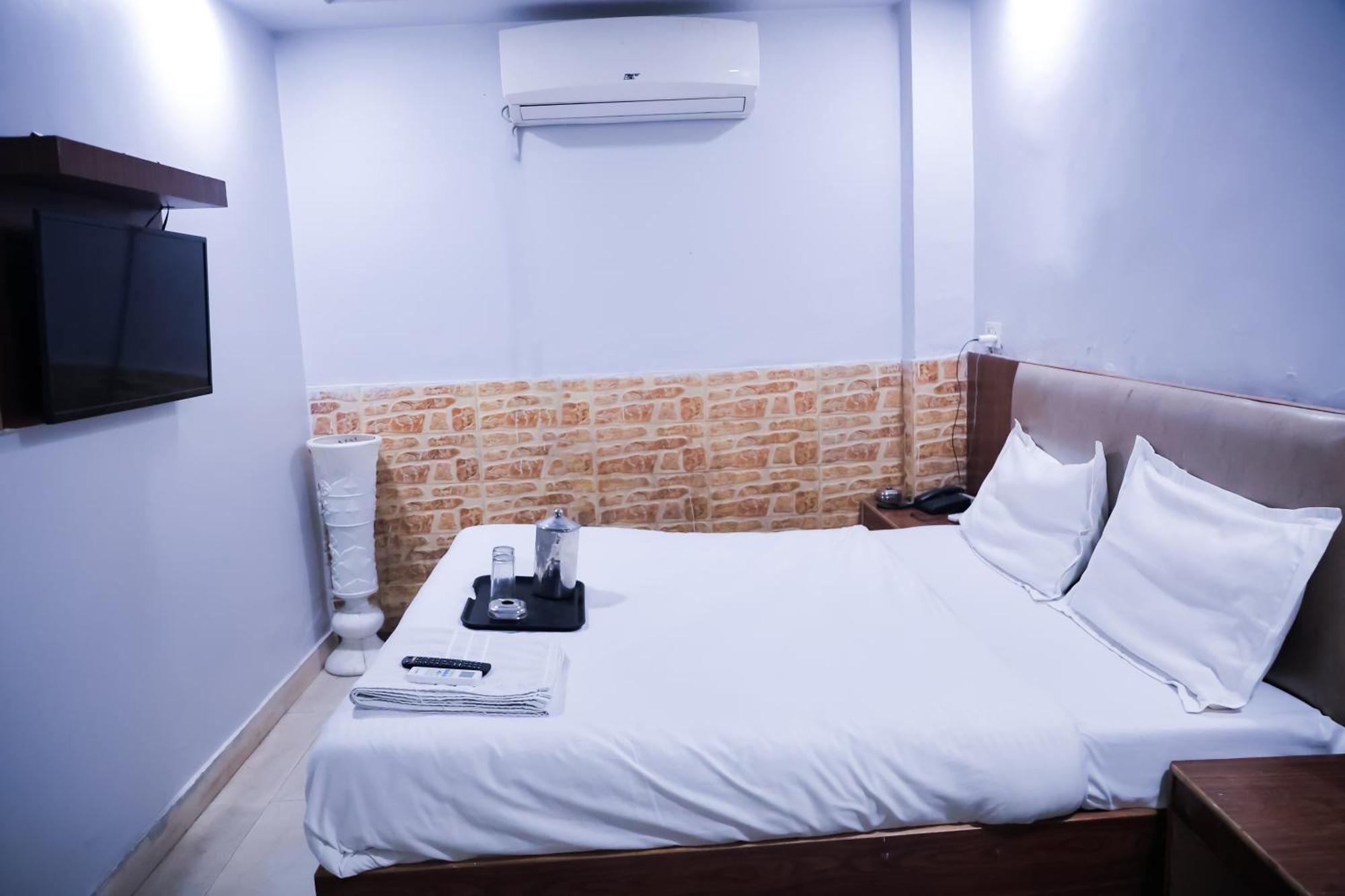 Hotel Deluxe In Malviya Nagar