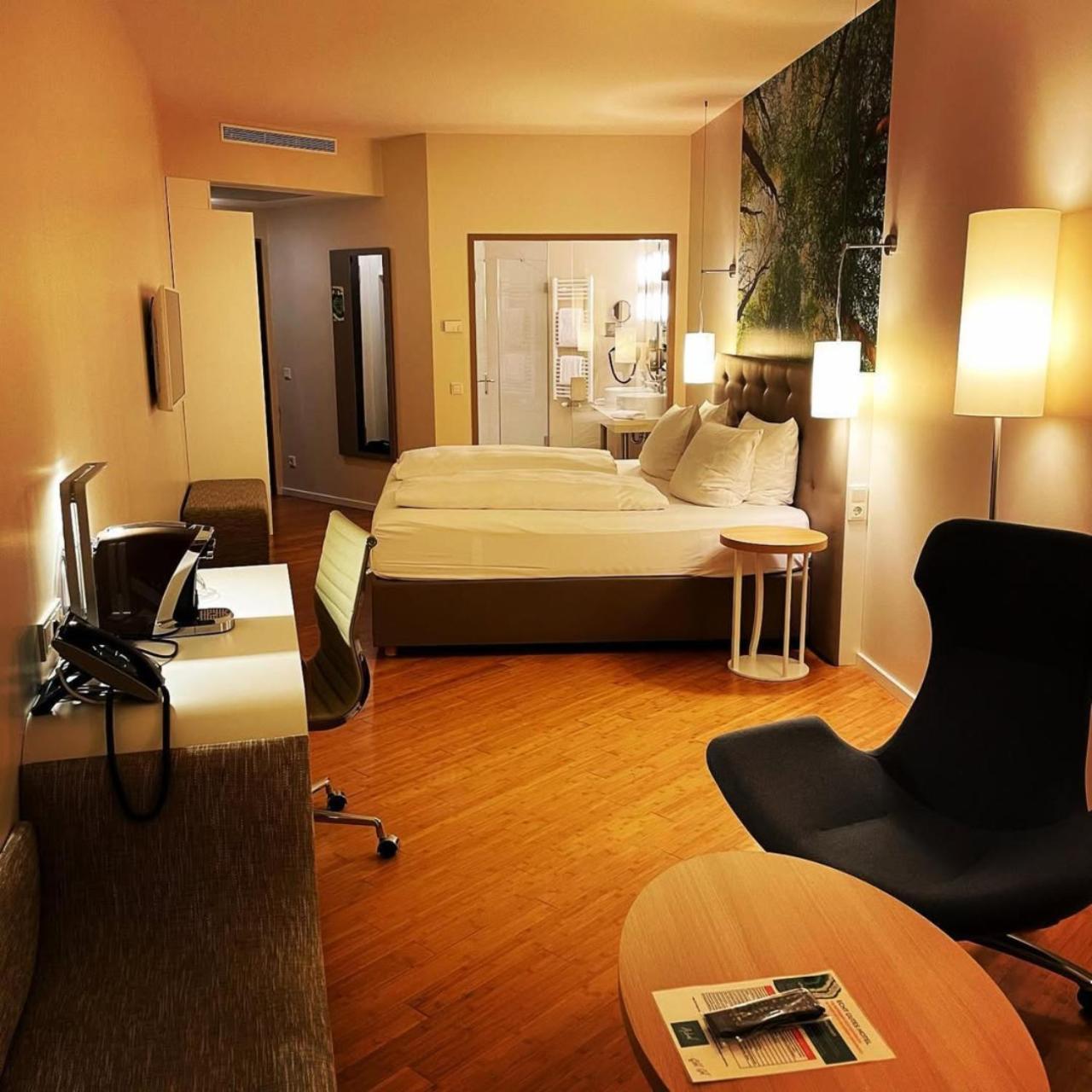 El De Empire Suite Near Delhi Airport 4*