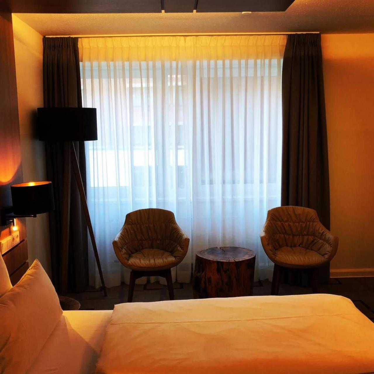 El De Empire Suite Near Delhi Airport Hotel