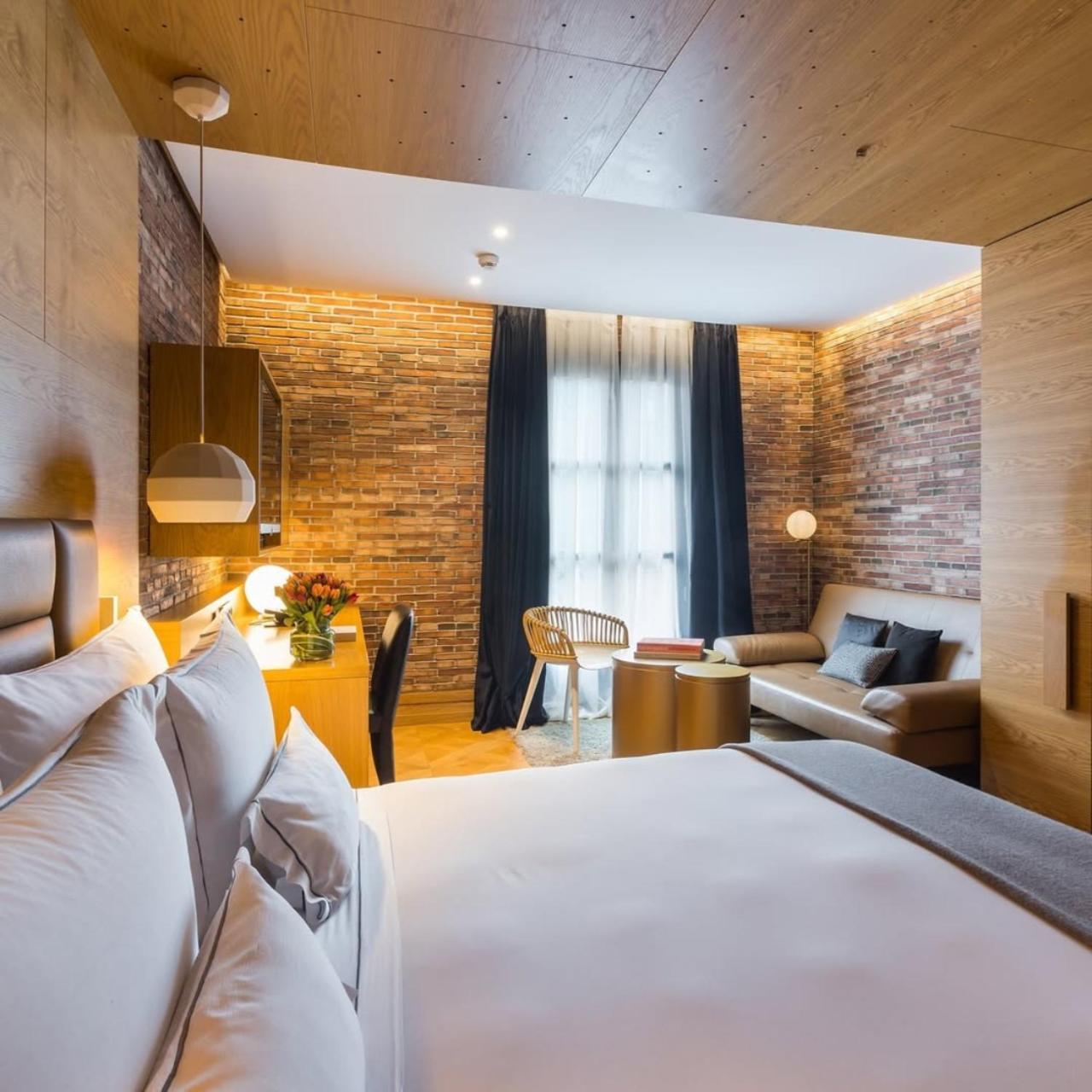El De Empire Suite Near Delhi Airport Hotel