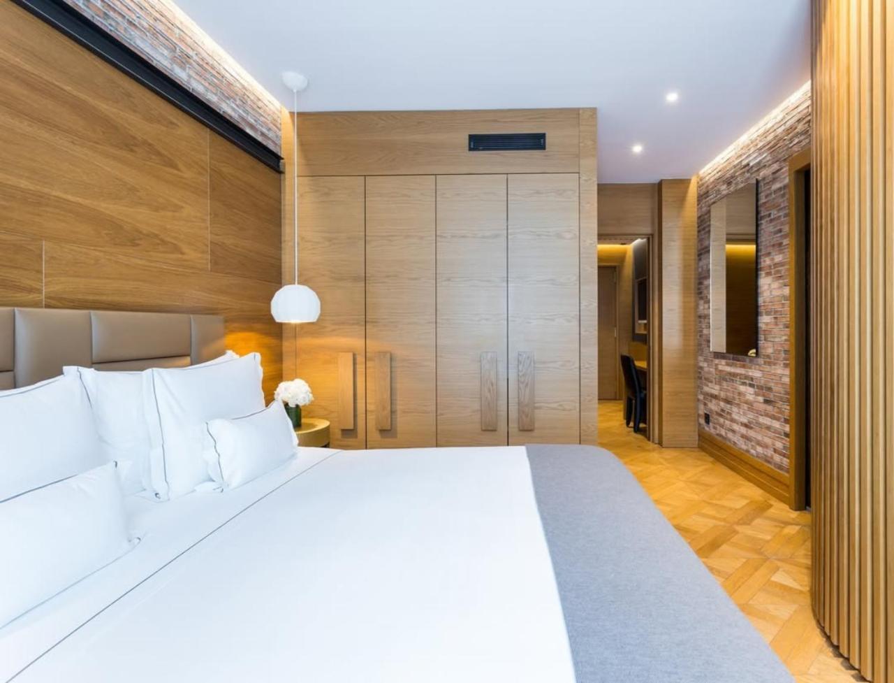 El De Empire Suite Near Delhi Airport Hotel