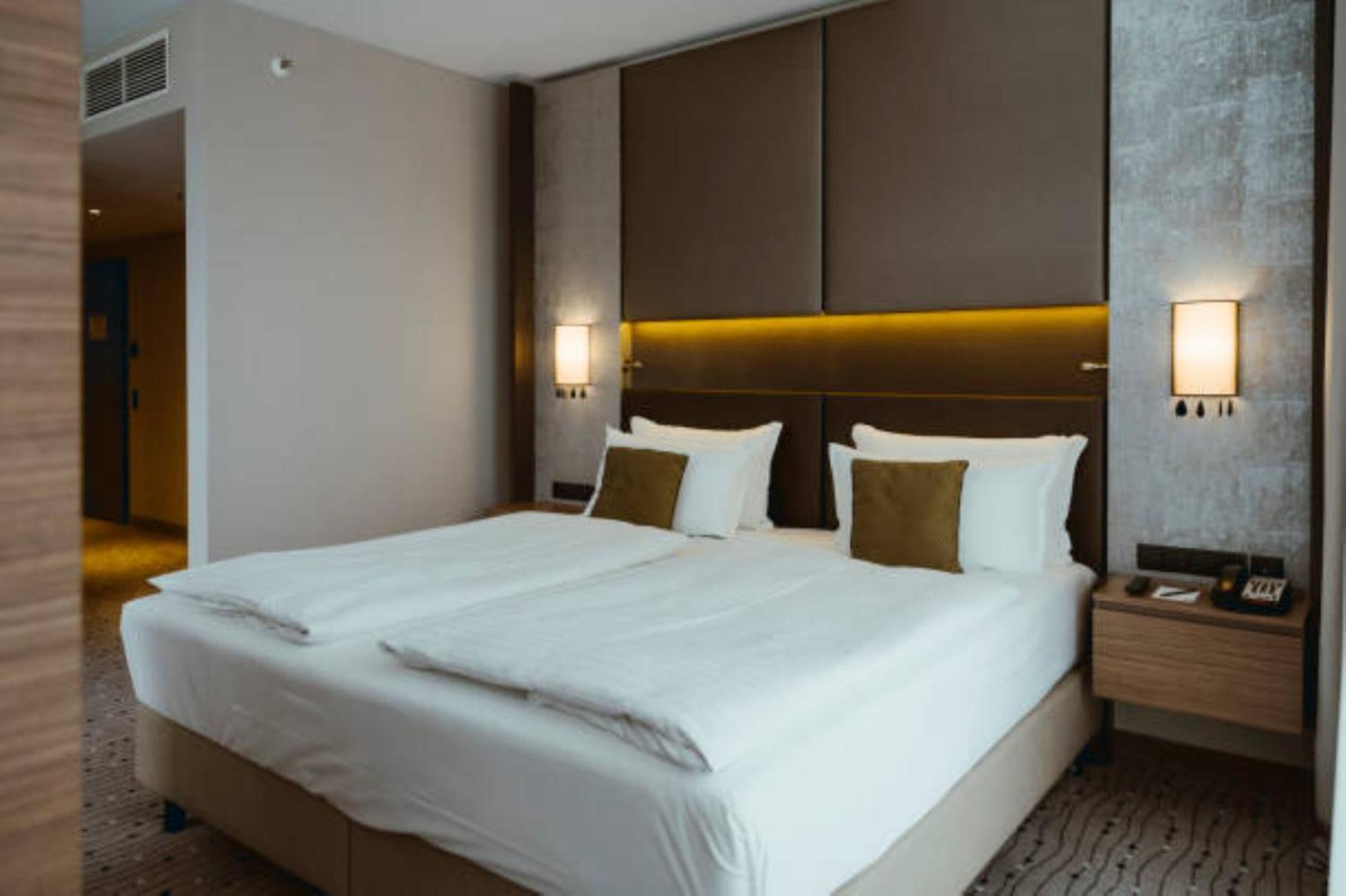Hotel The Empire Grand Near International Airport