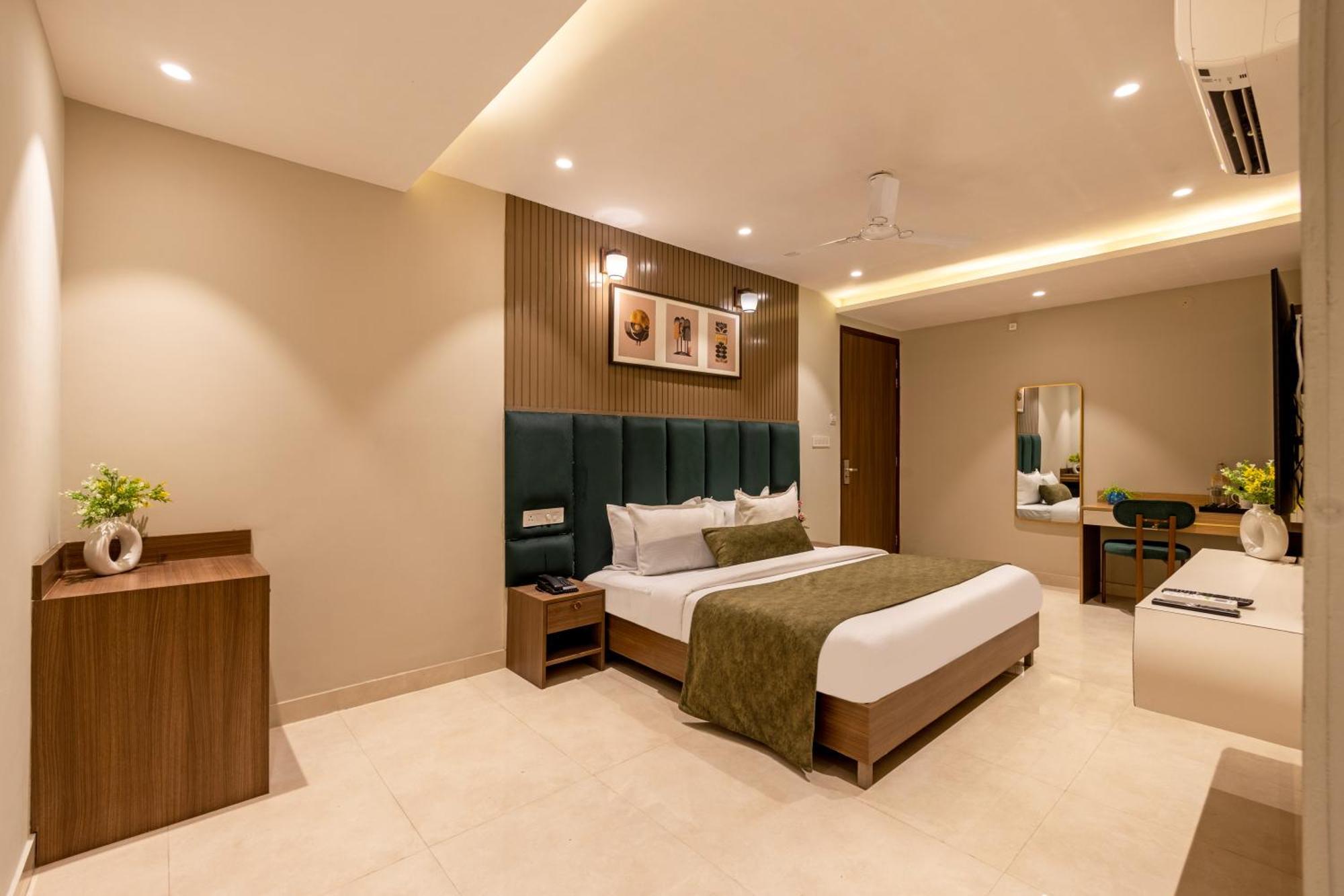 Saltstayz Premier - Paschim Vihar 4*