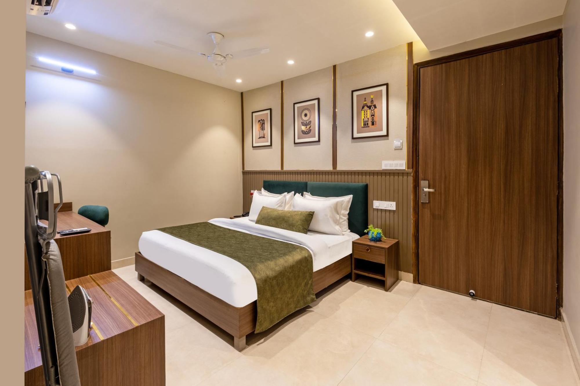 Saltstayz Premier - Paschim Vihar New Delhi