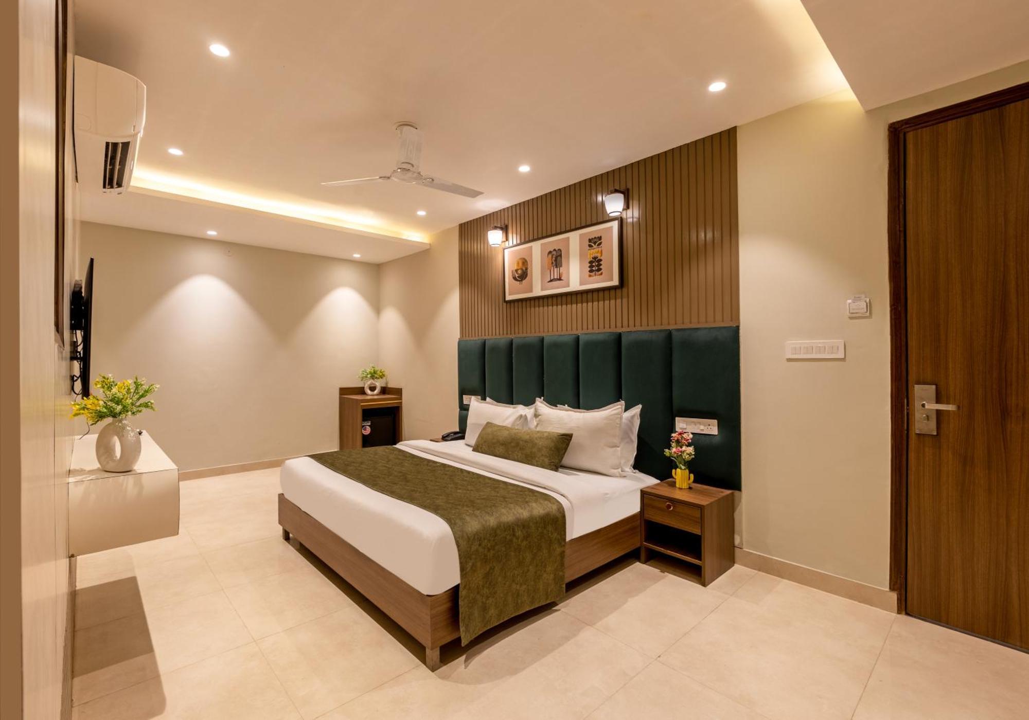 Saltstayz Premier - Paschim Vihar Hotel 4*