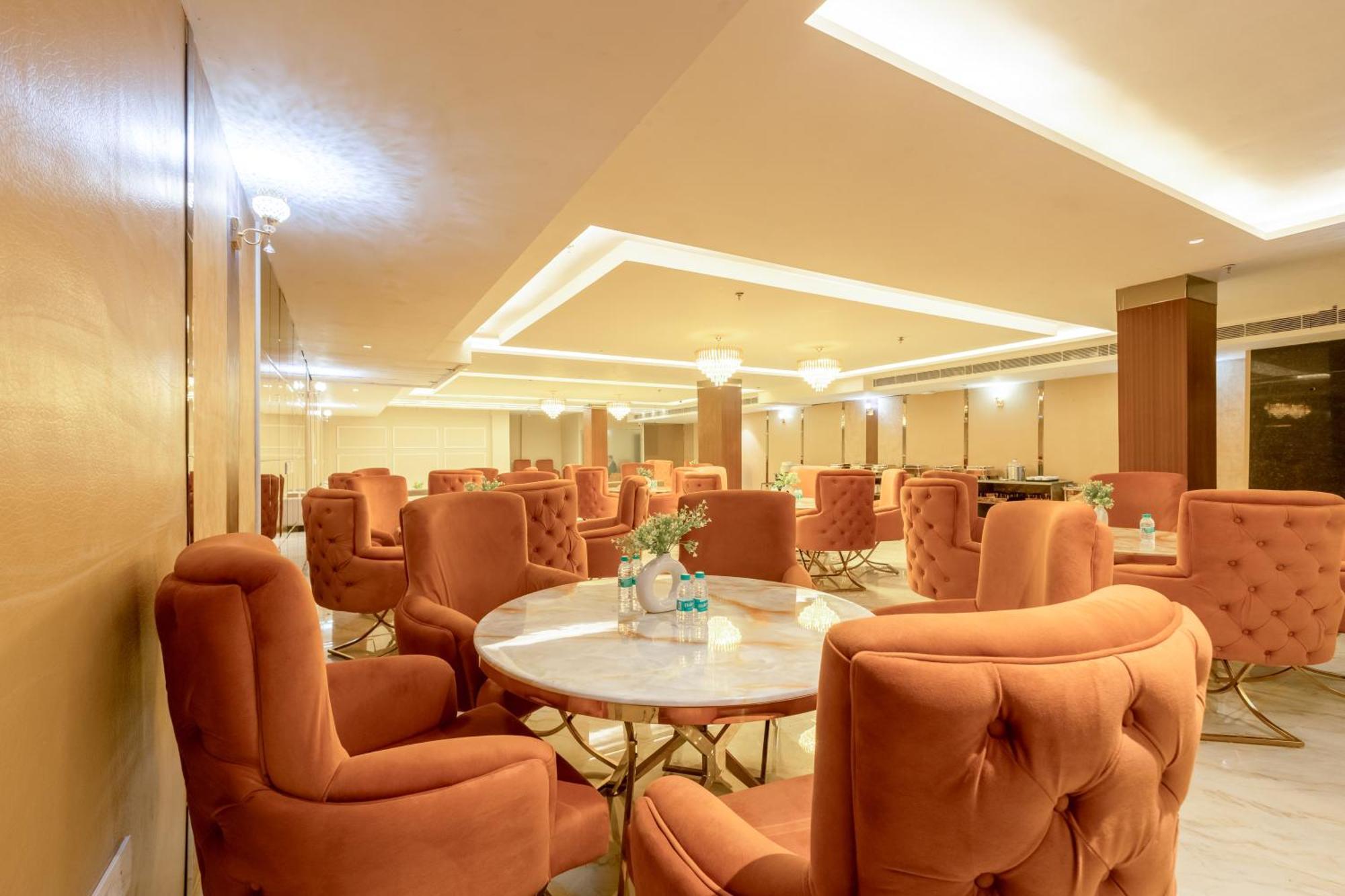 Saltstayz Premier - Paschim Vihar Hotel 4*