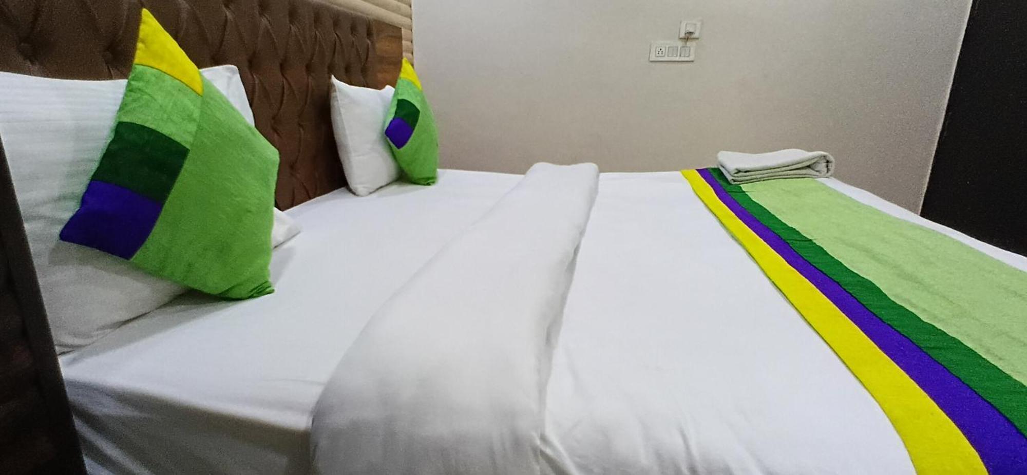 The Caves Plaza Near Igi Airport Delhi 4*