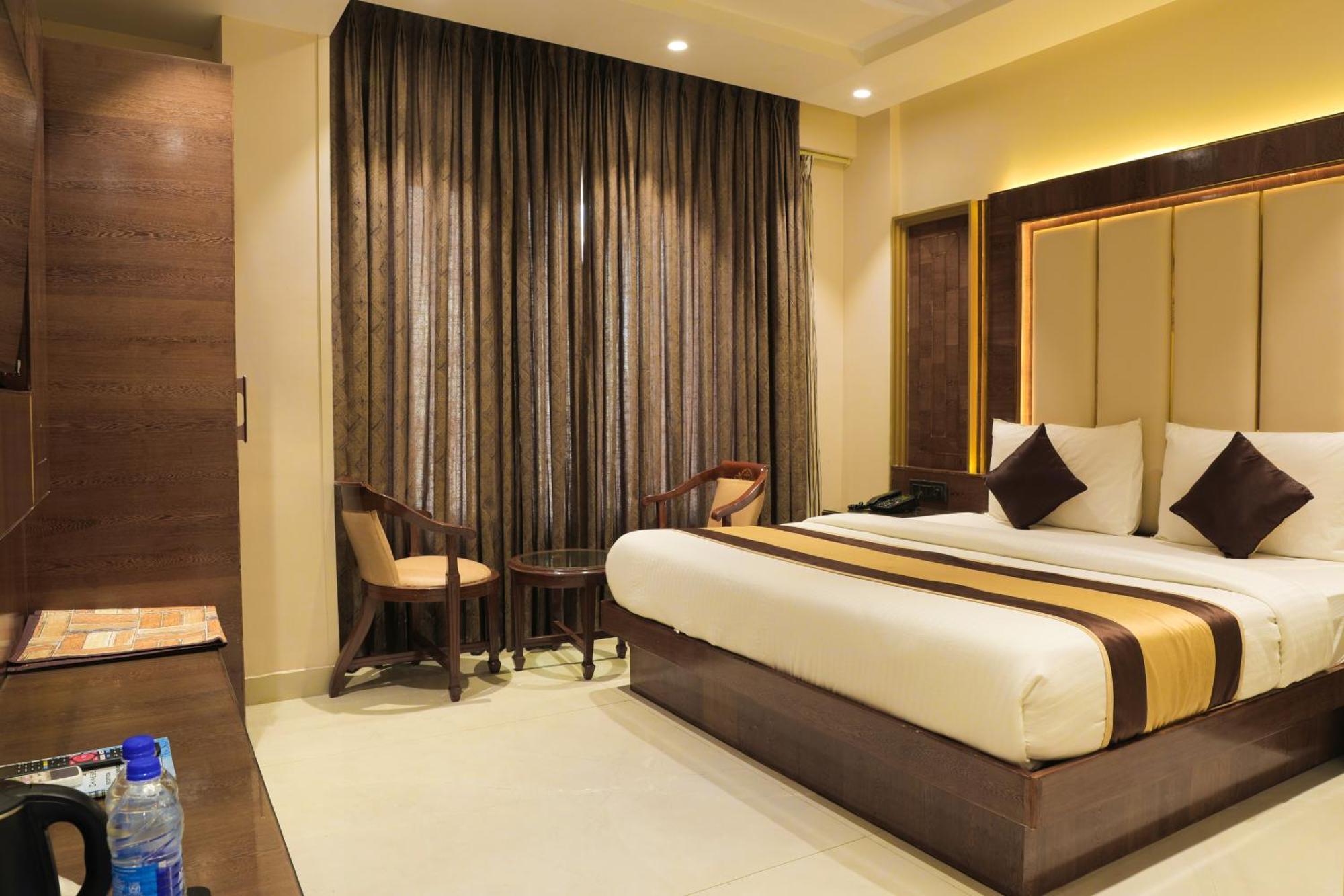 Grand Plaza In Centre - At Railway Station 4*