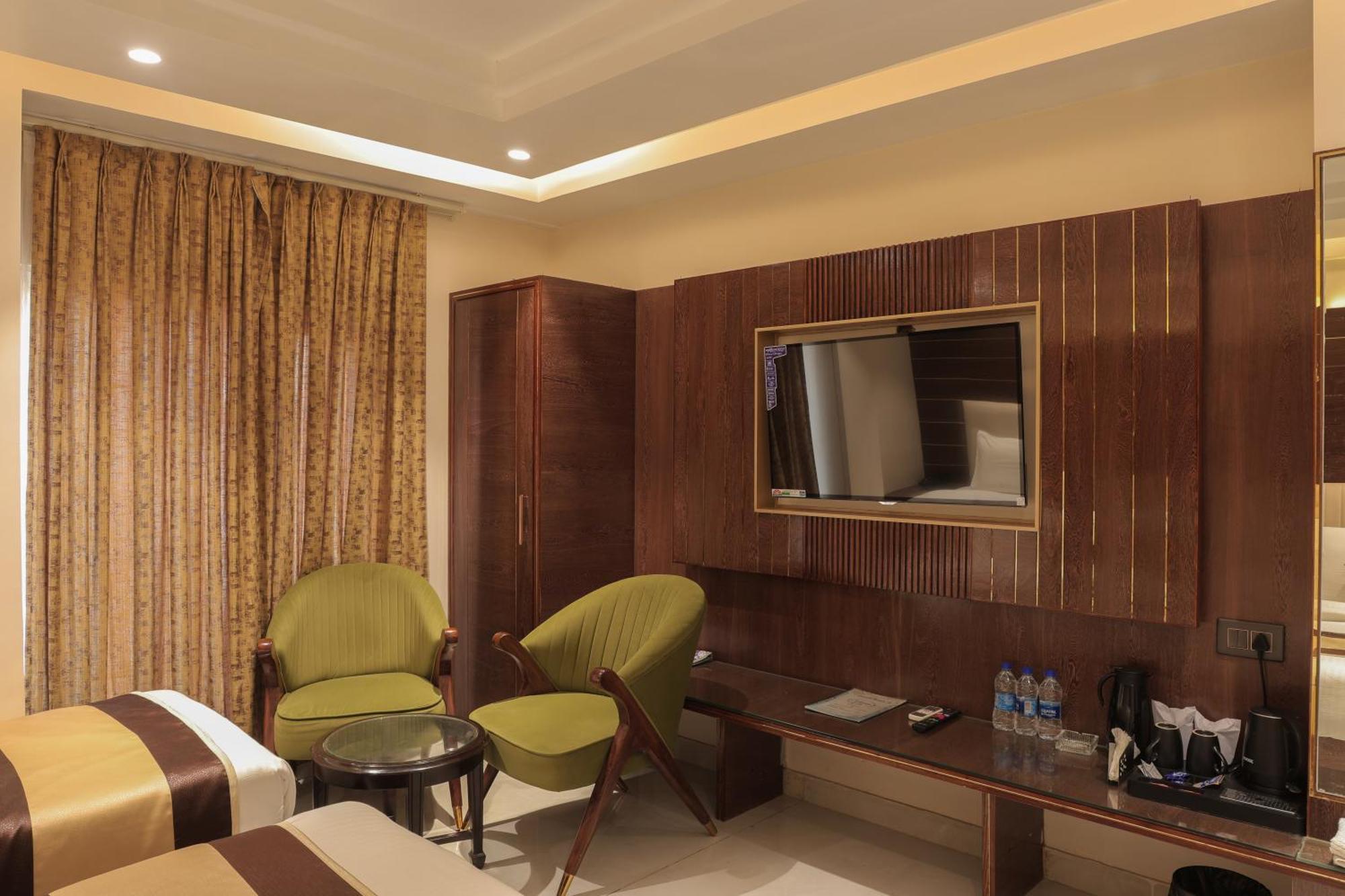 Grand Plaza In Centre - At Railway Station New Delhi