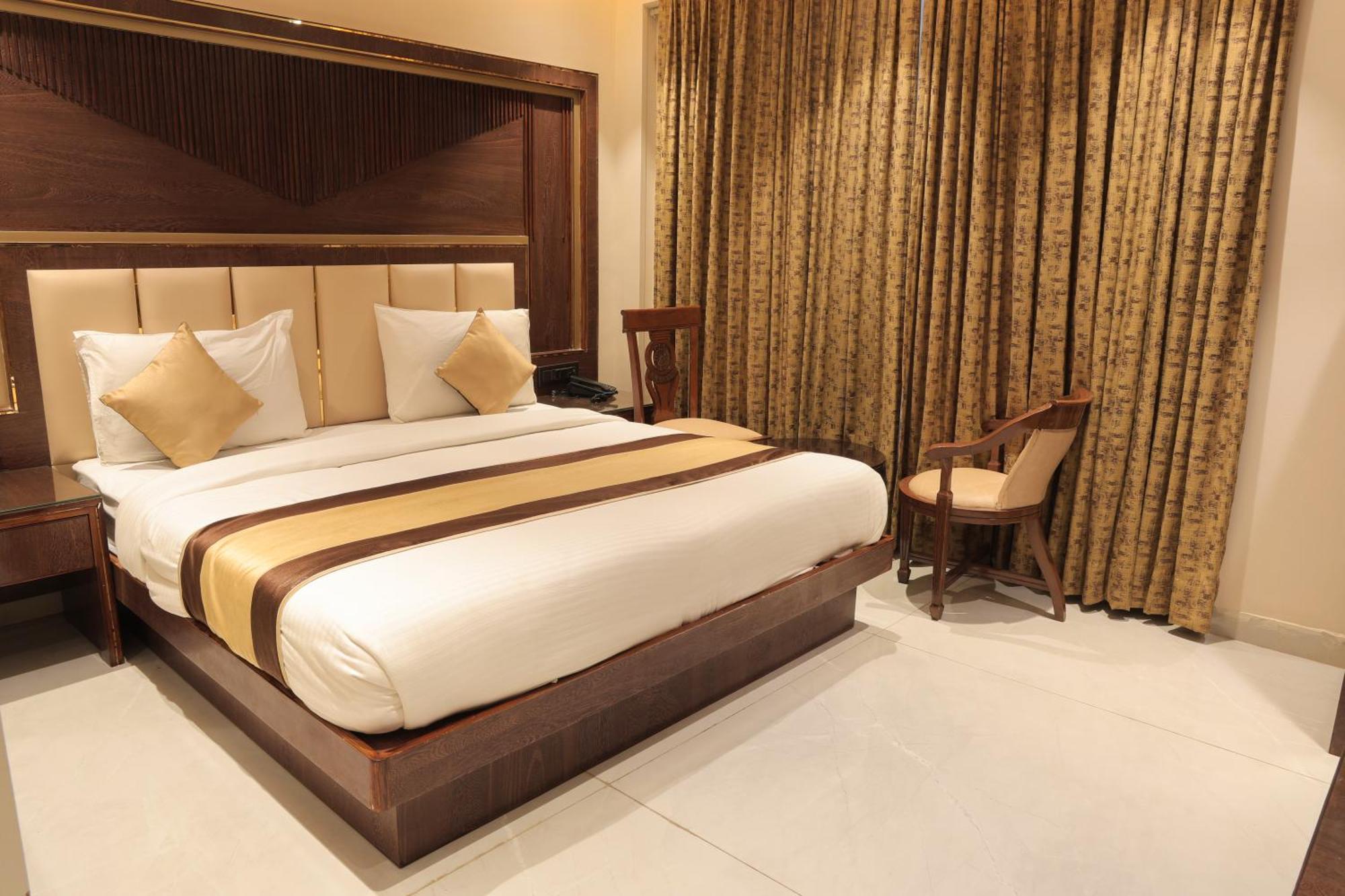 Grand Plaza In Centre - At Railway Station Hotel