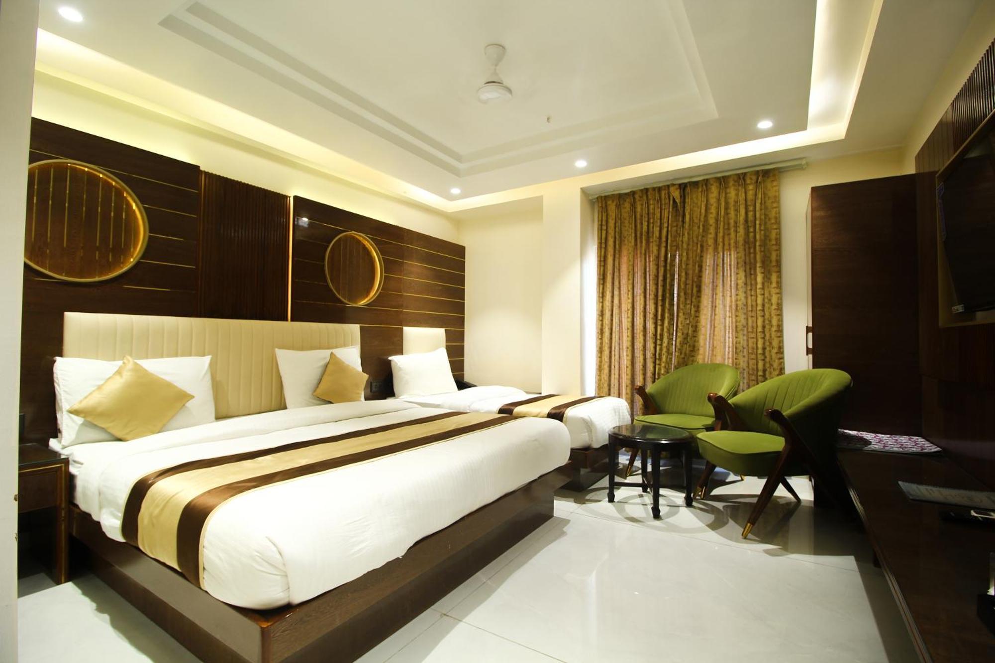 Hotel Grand Plaza In Centre - At Railway Station