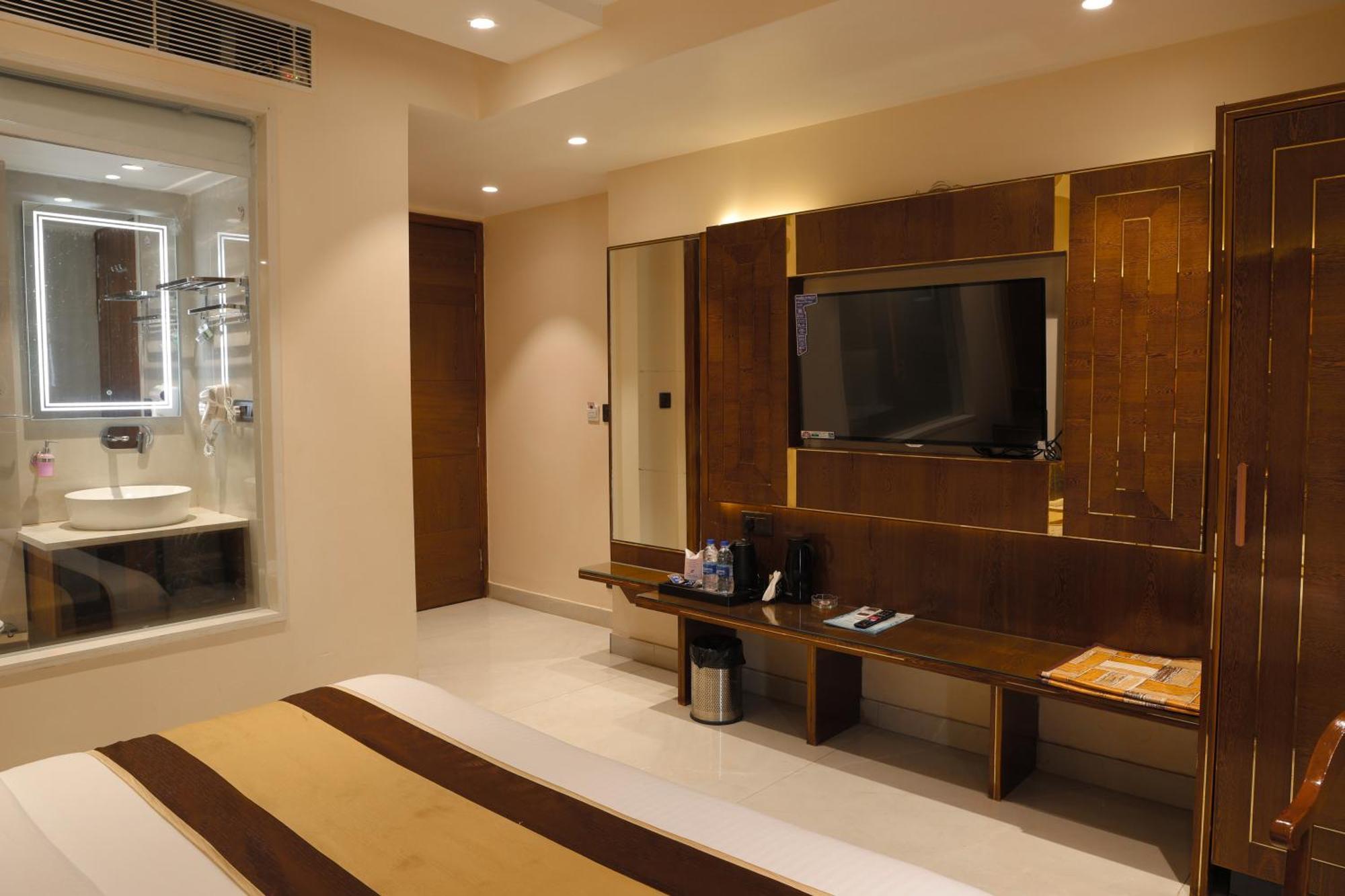 Grand Plaza In Centre - At Railway Station Hotel 4*