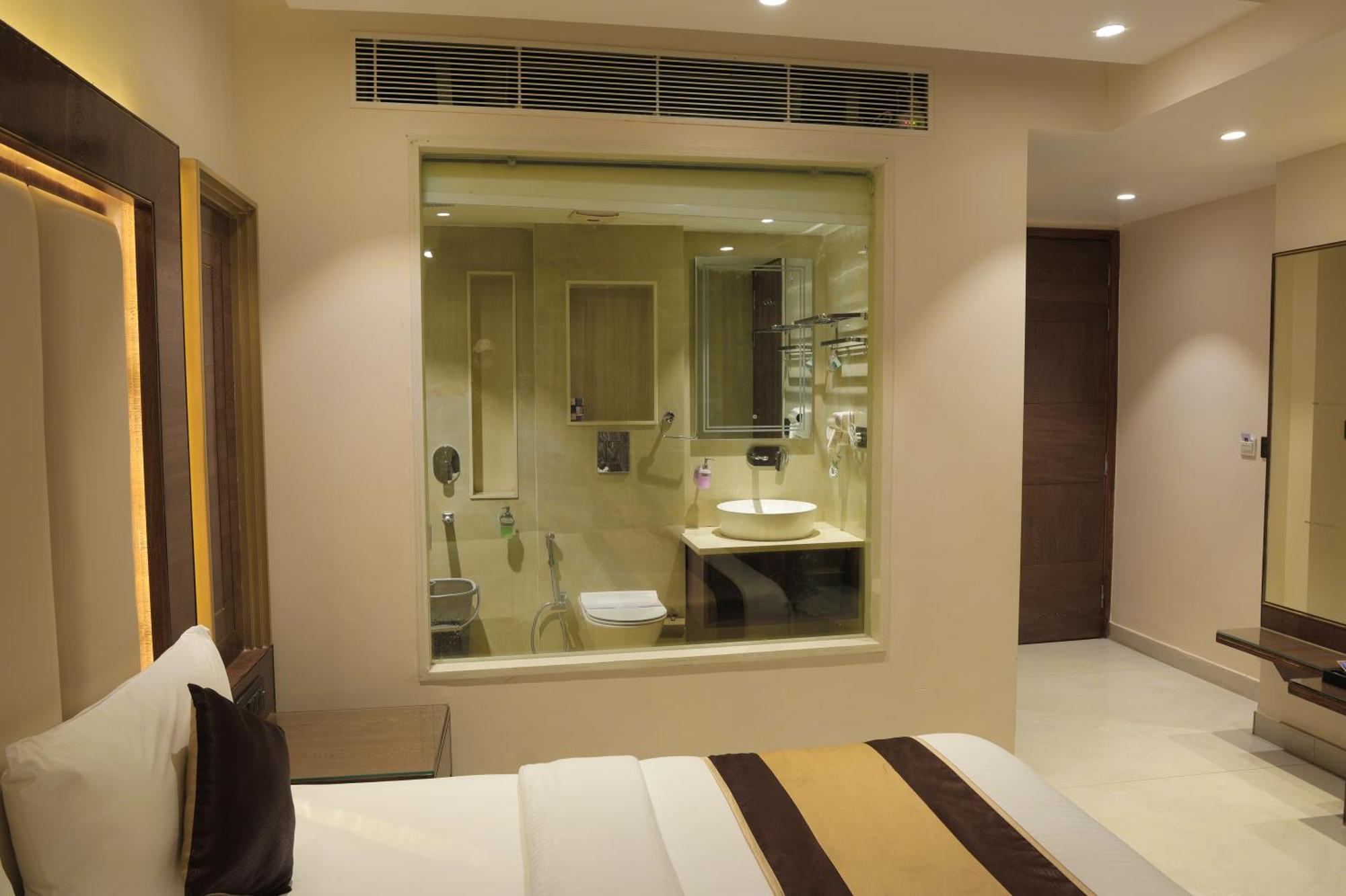 Grand Plaza In Centre - At Railway Station 4*