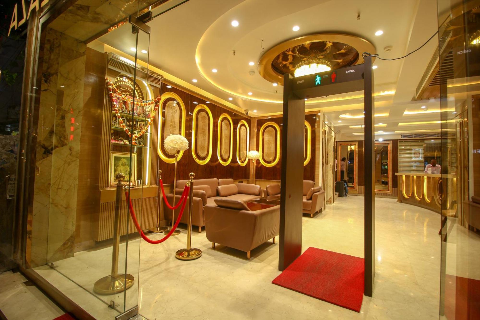 Grand Plaza In Centre - At Railway Station Hotel