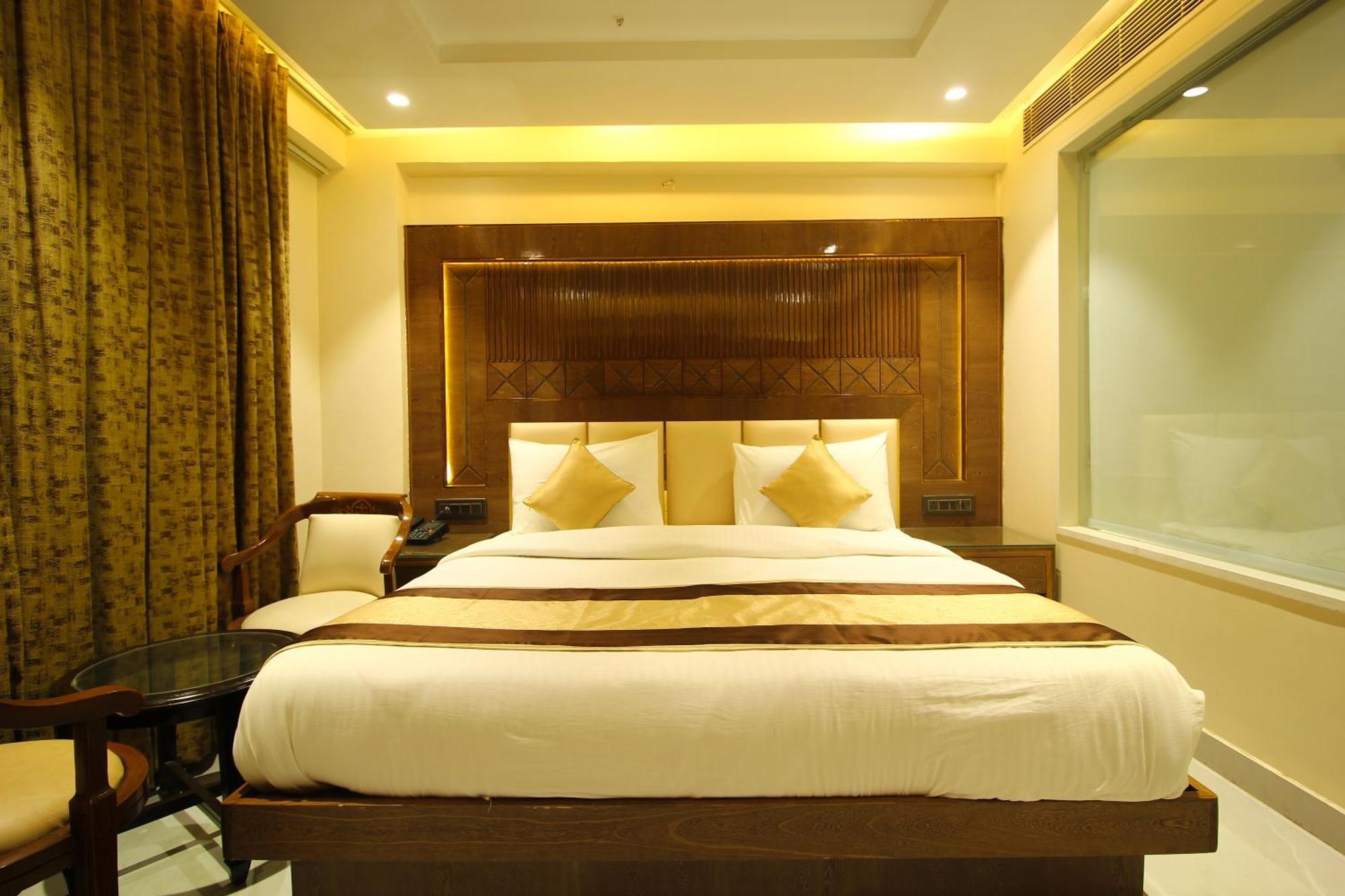 Hotel Grand Plaza In Centre - At Railway Station
