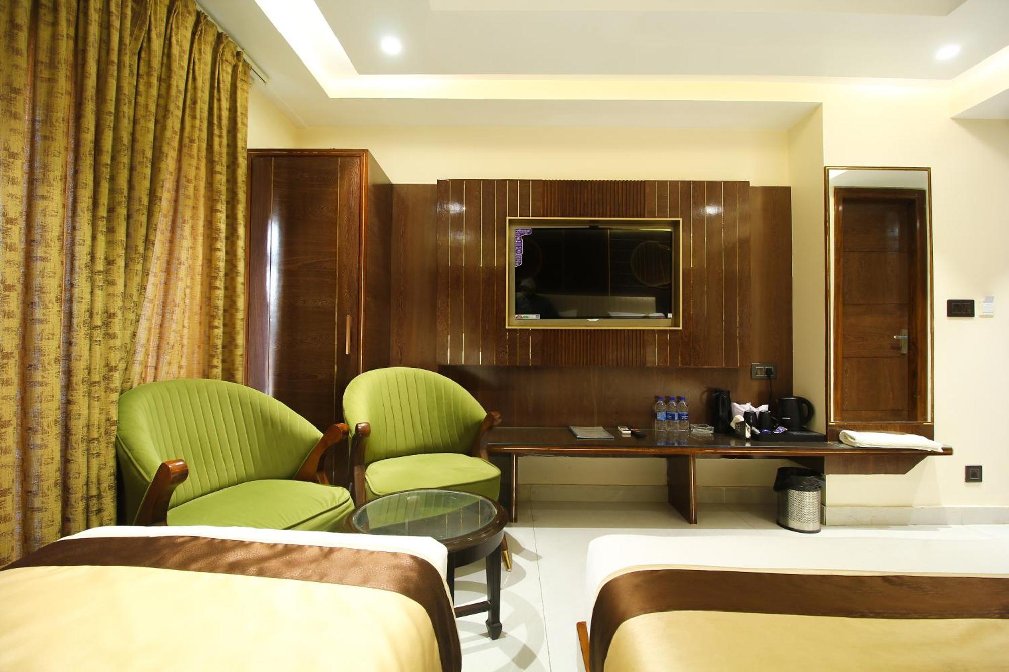 Hotel Grand Plaza In Centre - At Railway Station 4*