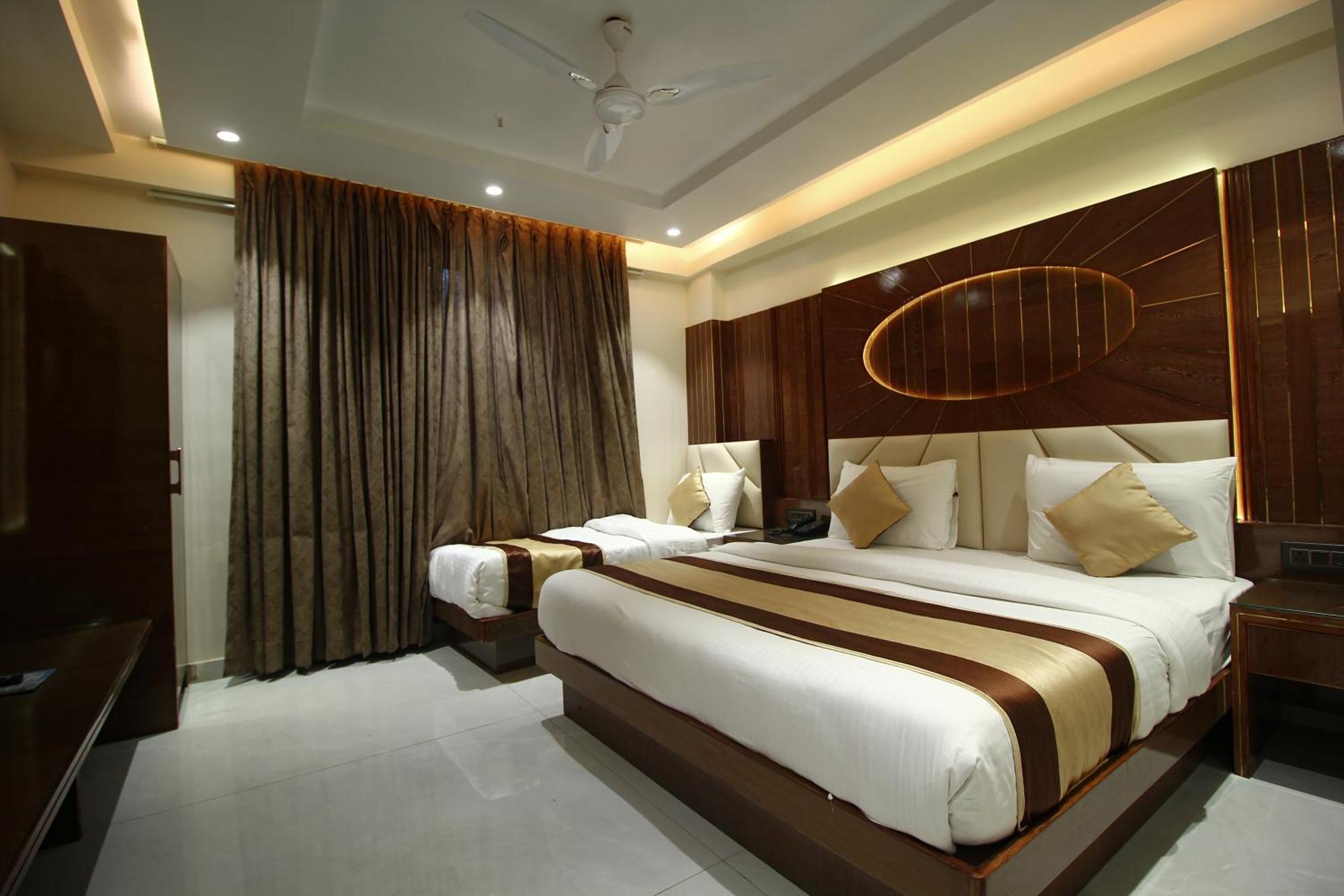 Grand Plaza In Centre - At Railway Station Hotel