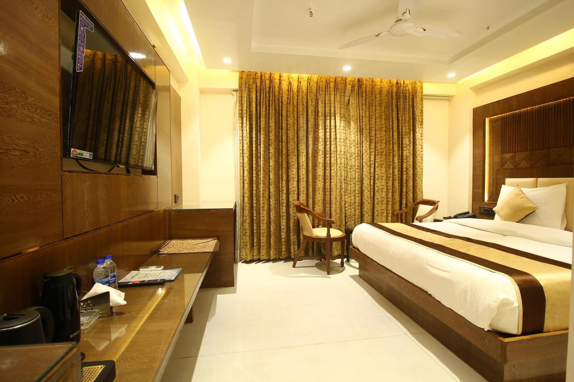 Hotel Grand Plaza In Centre - At Railway Station