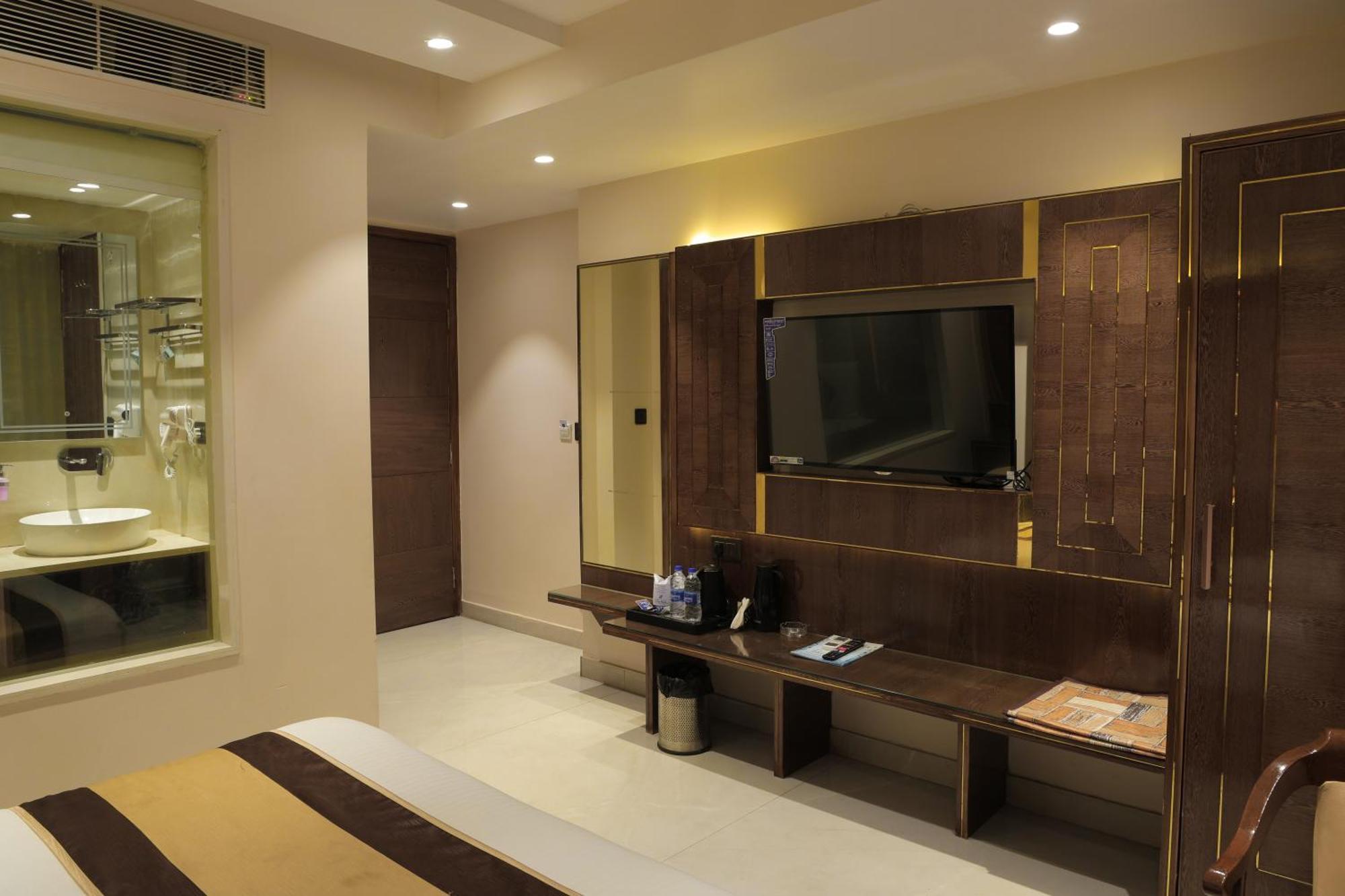 Grand Plaza In Centre - At Railway Station 4*