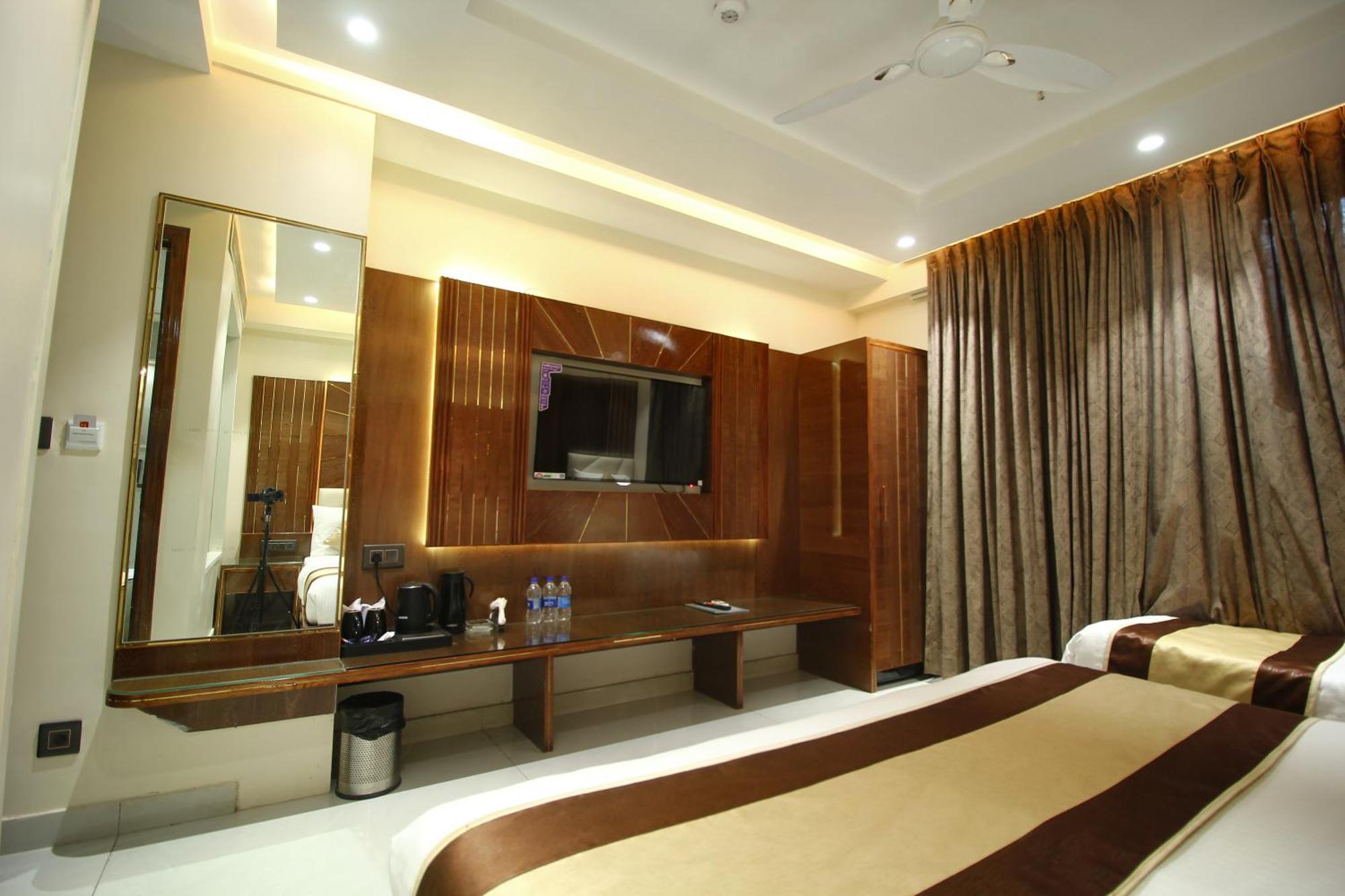 Grand Plaza In Centre - At Railway Station Hotel