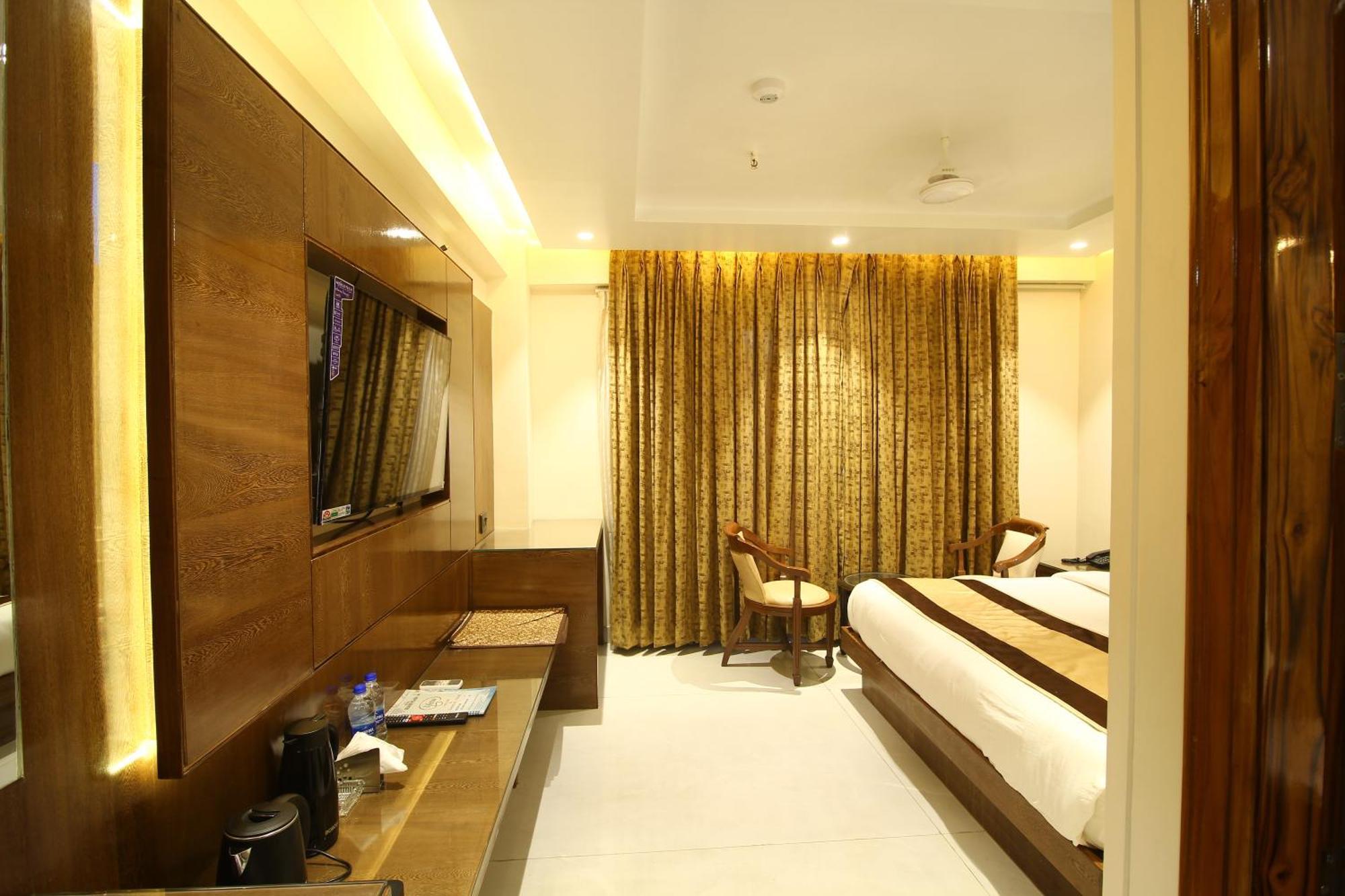 Grand Plaza In Centre - At Railway Station Hotel 4*