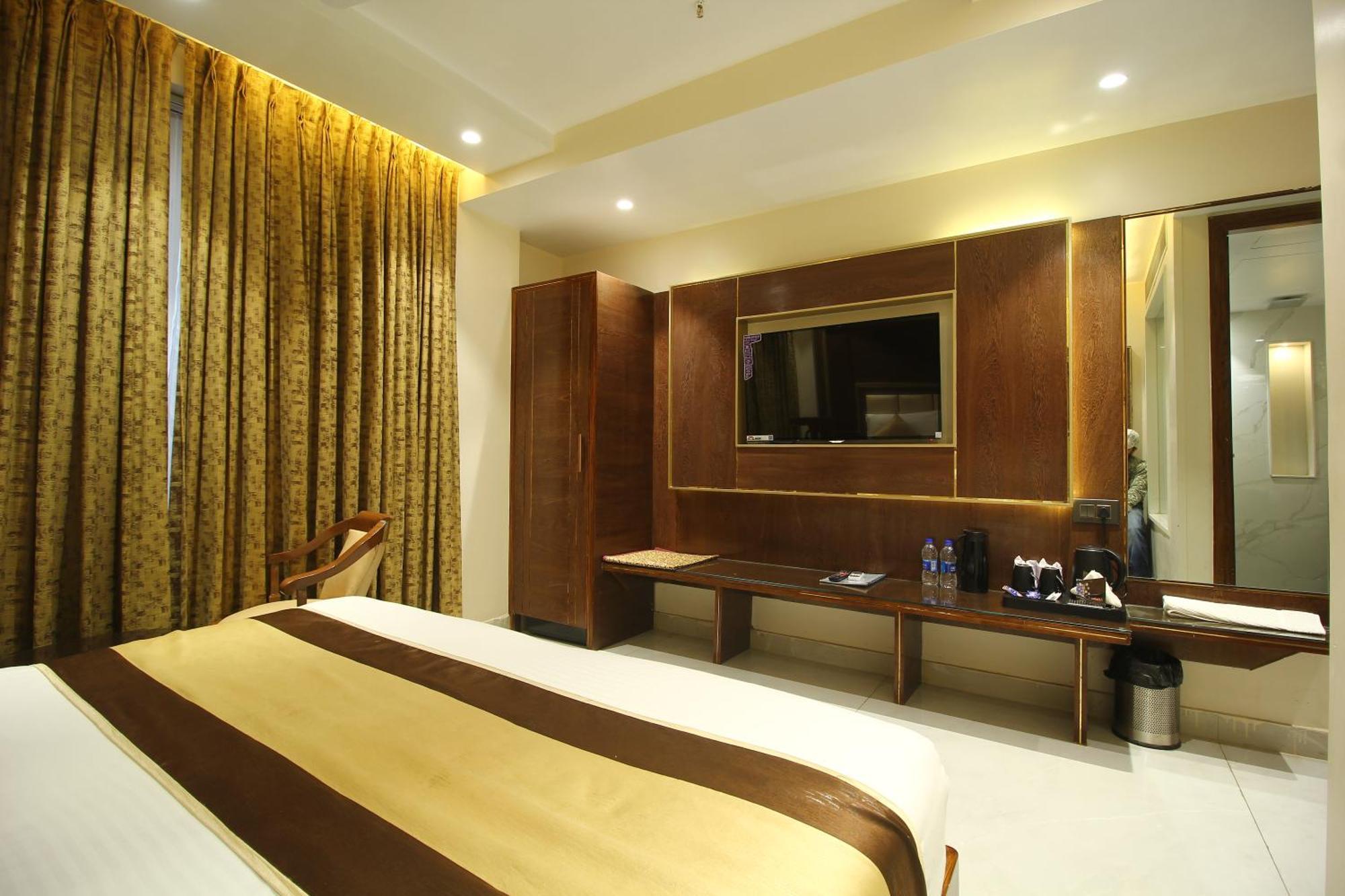 Grand Plaza In Centre - At Railway Station New Delhi