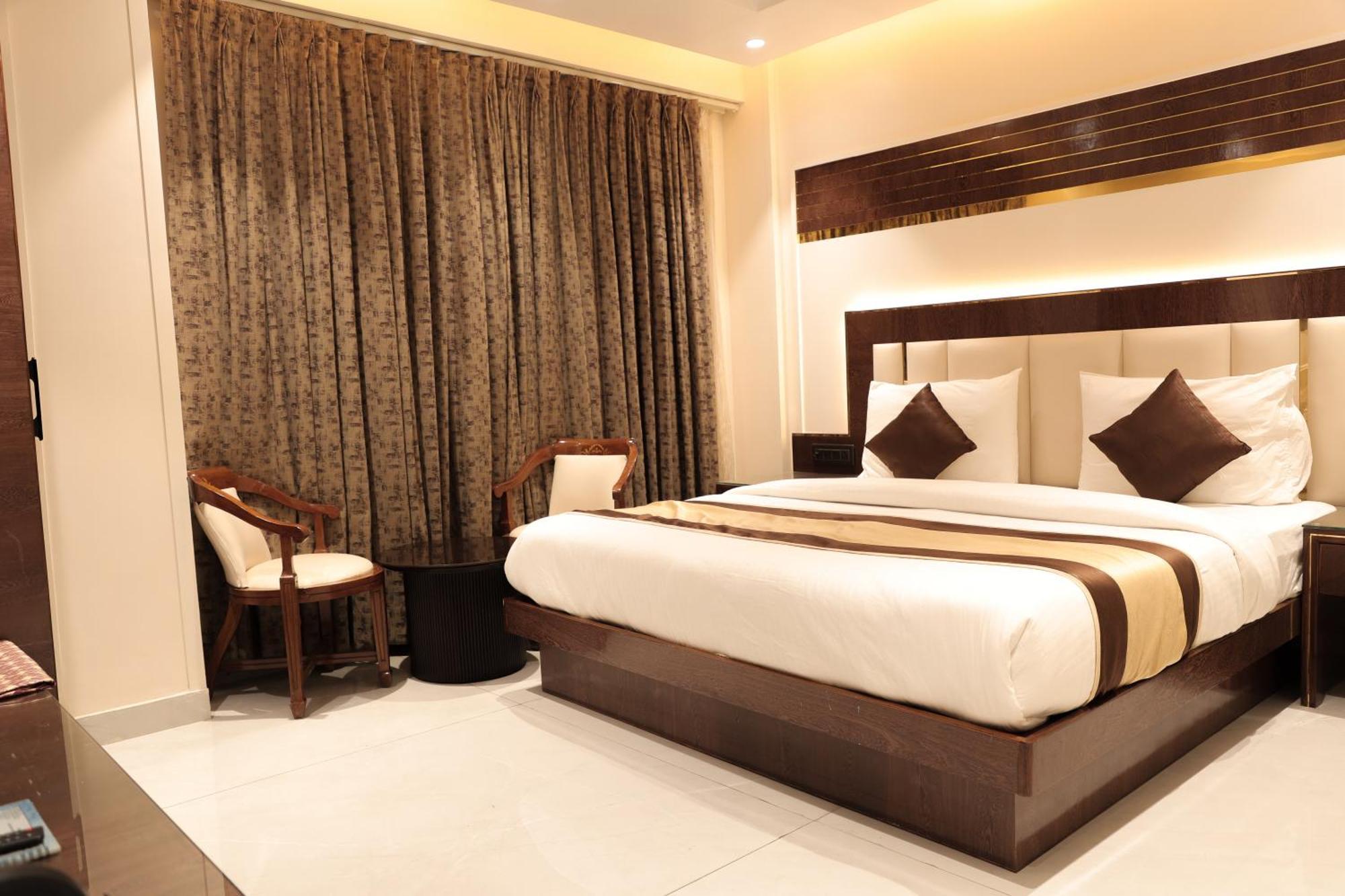 Hotel Grand Plaza In Centre - At Railway Station