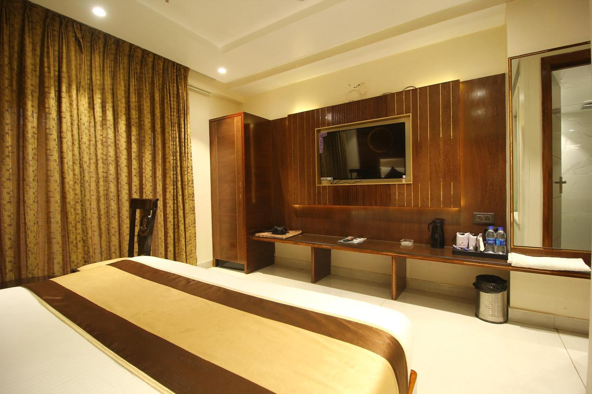 Grand Plaza In Centre - At Railway Station Hotel 4*