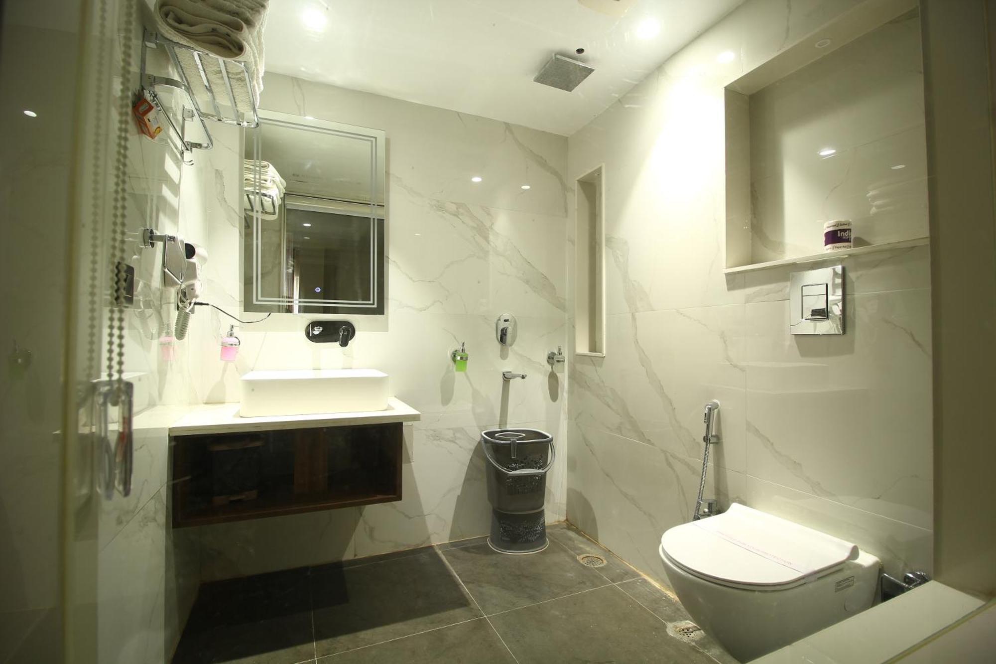 Grand Plaza In Centre - At Railway Station 4*