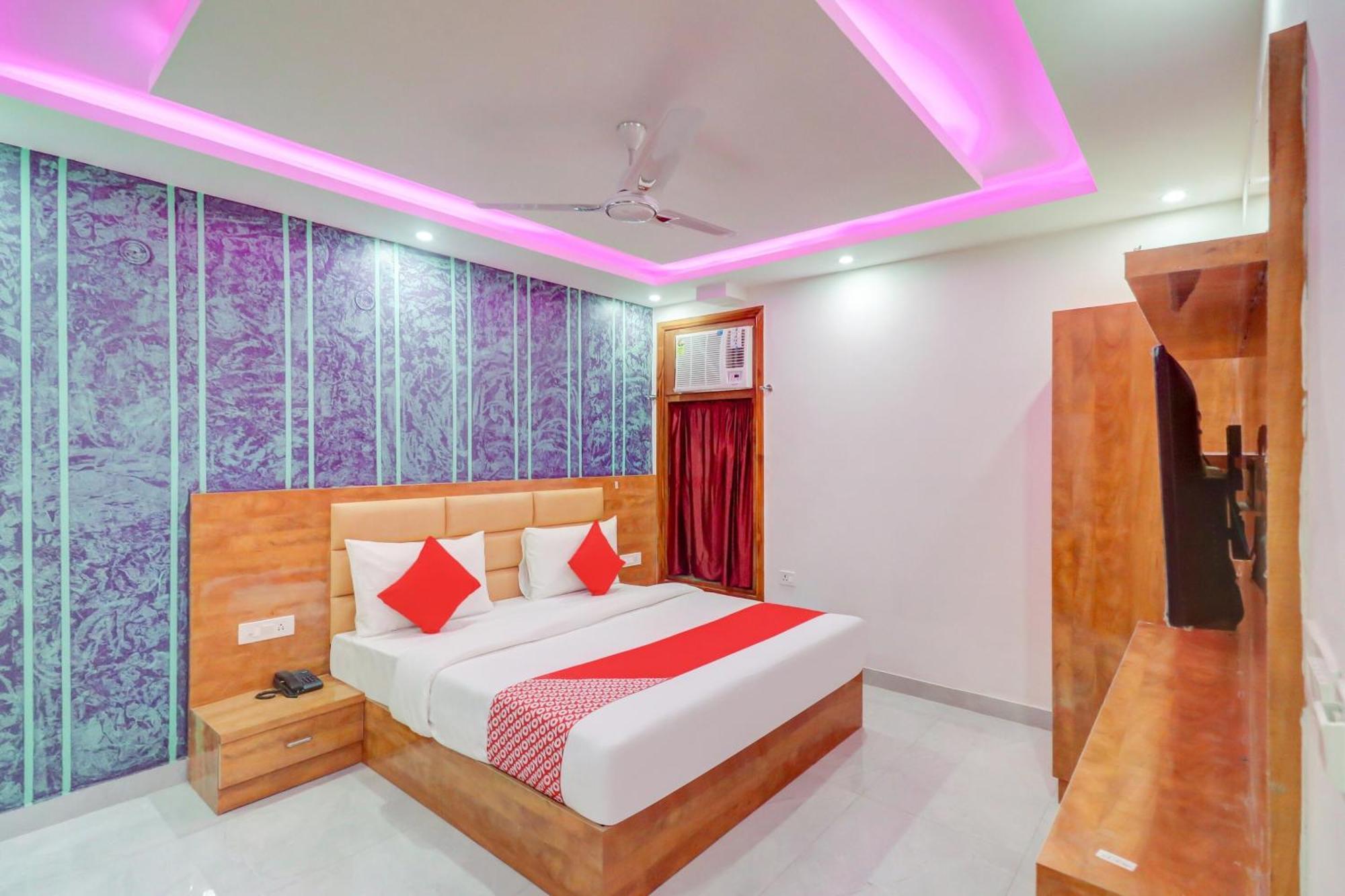 O G. I .suits Hotel New Delhi