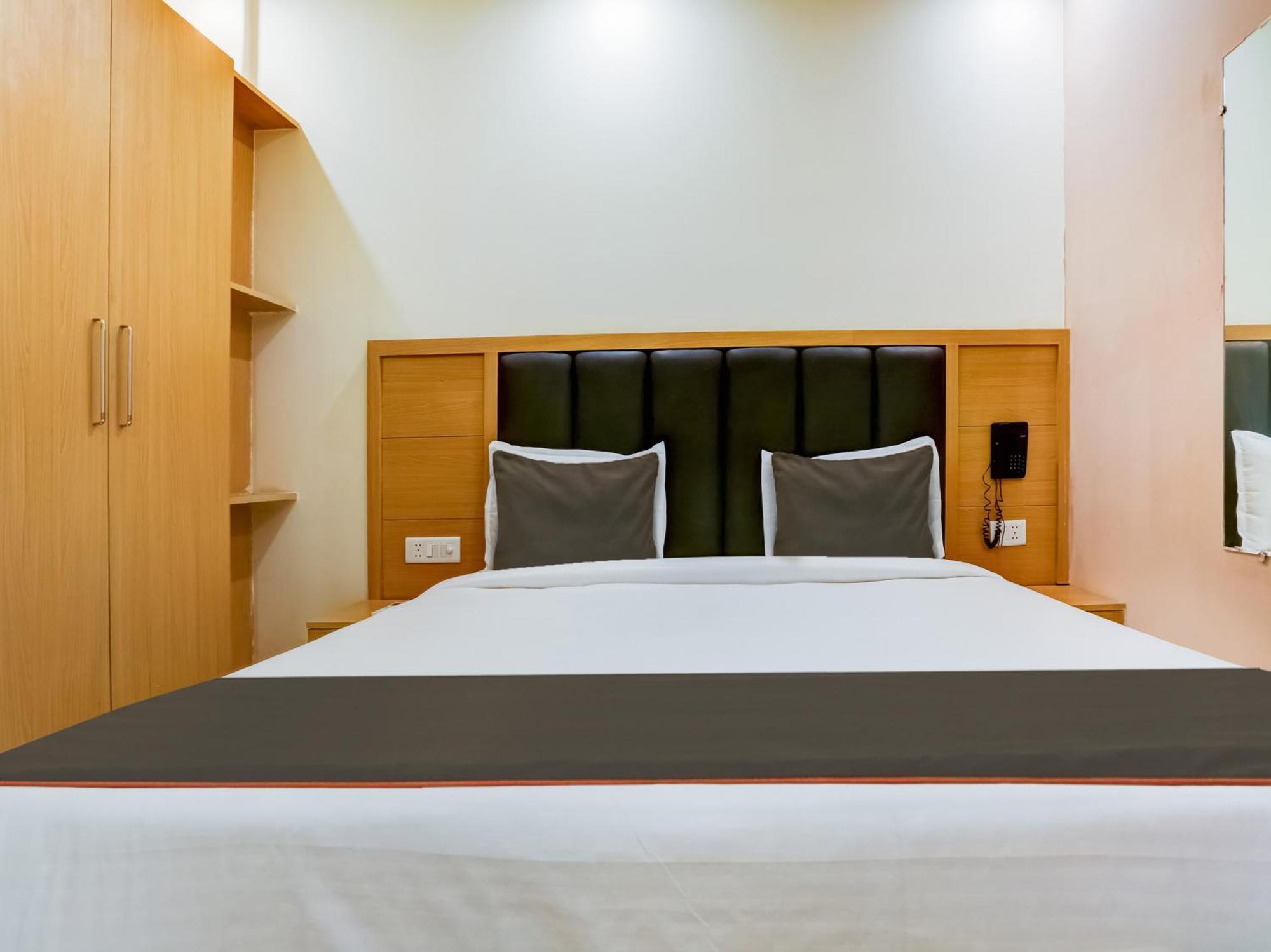 Collecion O White House Hotel