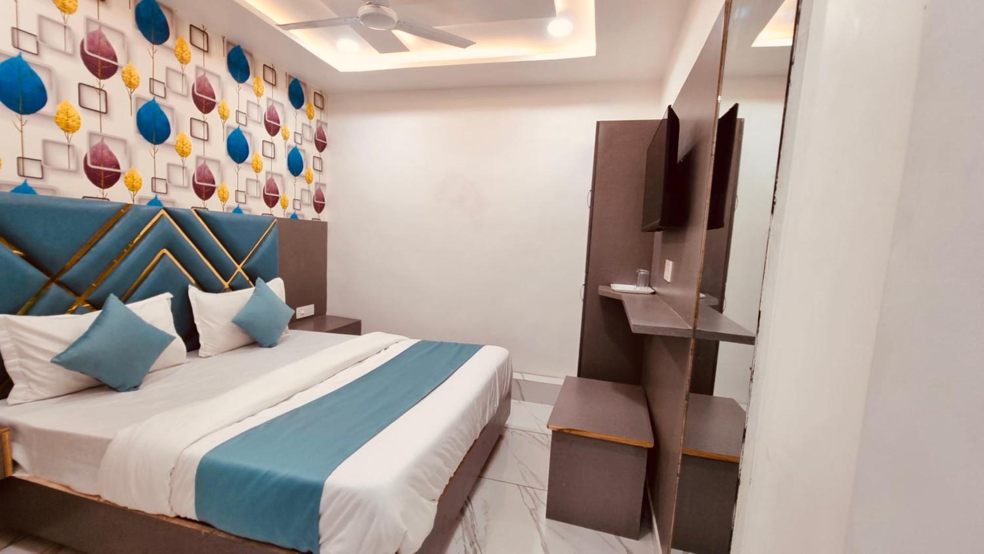 Golden Tower At Delhi Airport Hotel 4*