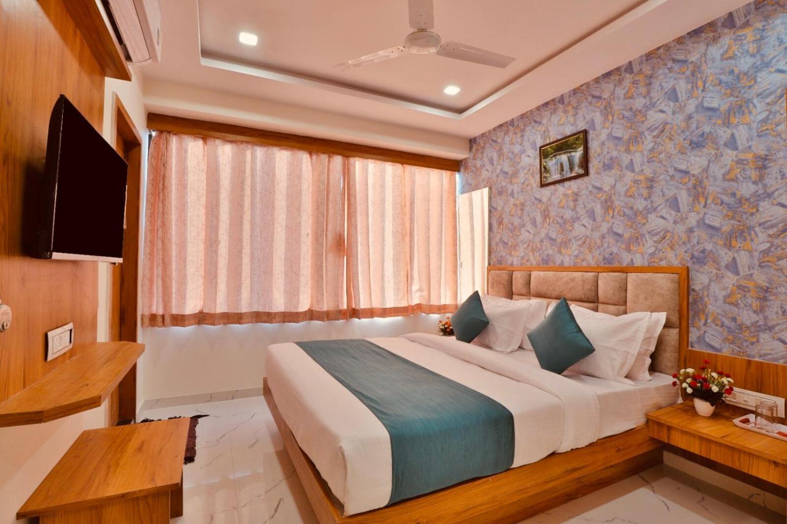 Hotel Golden Tower At Delhi Airport 4*