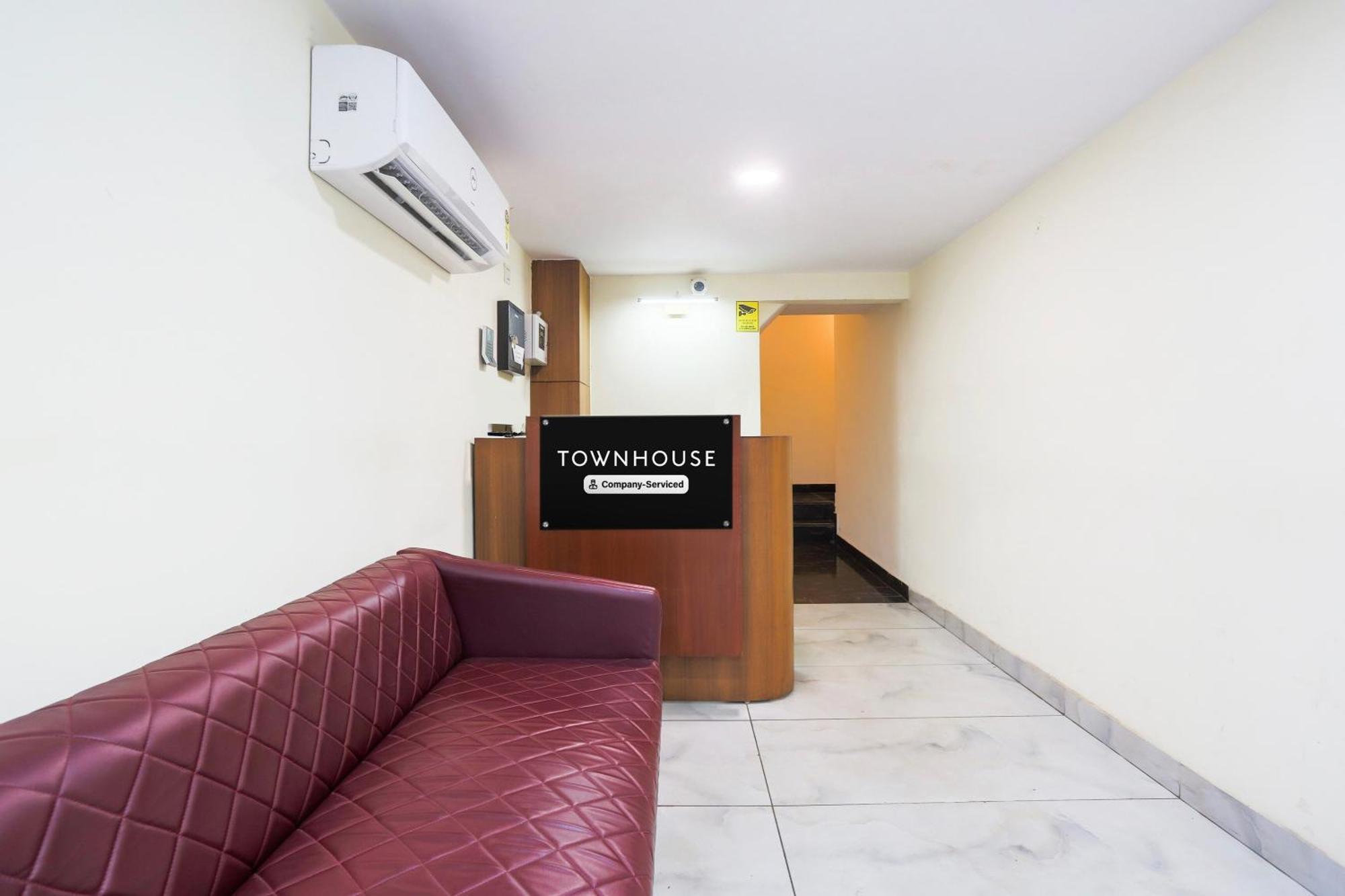 Super Townhouse Vikaspuri 4*