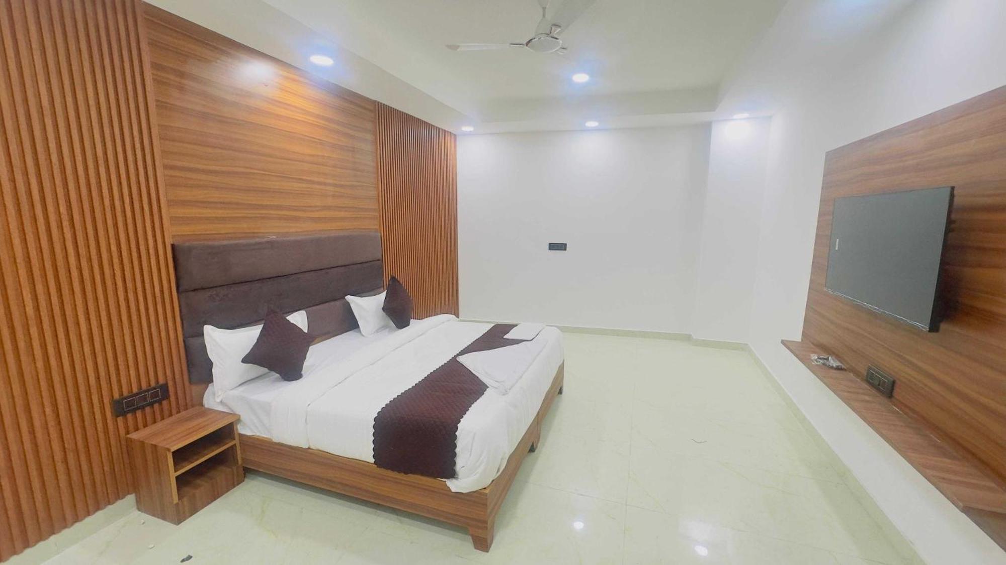 Hotel Super Collection O Sector 18 Metro Station *