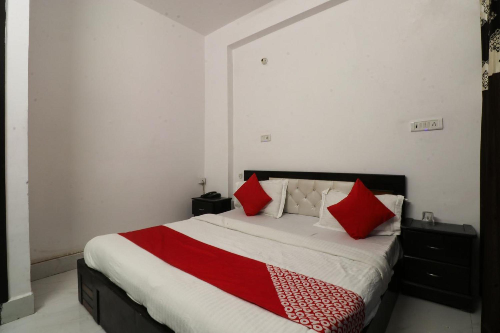 Hotel O Silver Palace Near Dwarka Sector 9 Metro Station